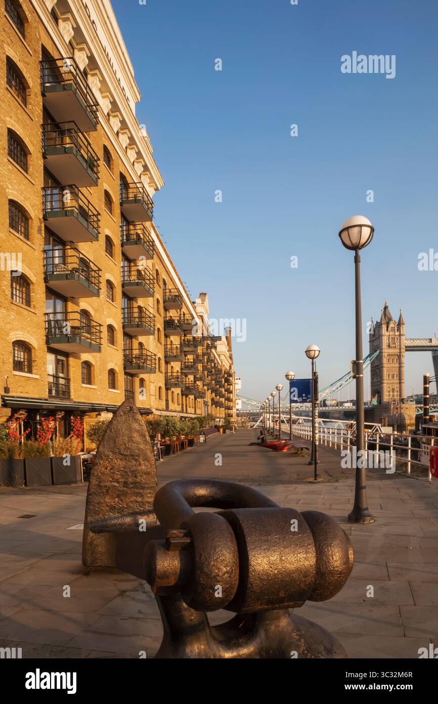 Inghilterra, Londra, Southwark, Shad Thames, Riverside Apartments e ristoranti Foto Stock
