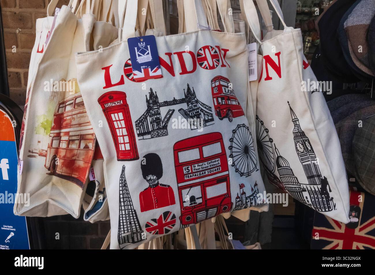 Inghilterra, Londra, negozio di articoli da regalo, borse souvenir che mostrano le icone di Londra Foto Stock