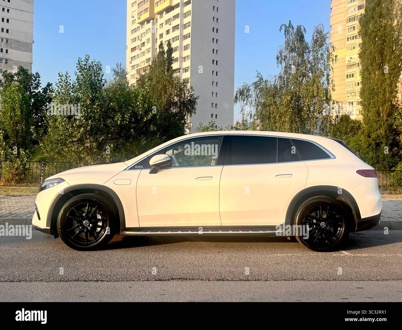 2025 Mercedes-Benz EQS SUV 450+ parcheggiato per le strade da edifici residenziali di appartamenti a Sofia Bulgaria, Europa orientale, Balcani, UE Foto Stock