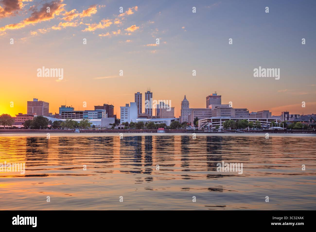 Peoria, Illinois, Stati Uniti. Immagine della città dello skyline di Peoria, Illinois, USA, con riflessi delle luci della città nel fiume Illinois durante l'ora d'oro. Foto Stock