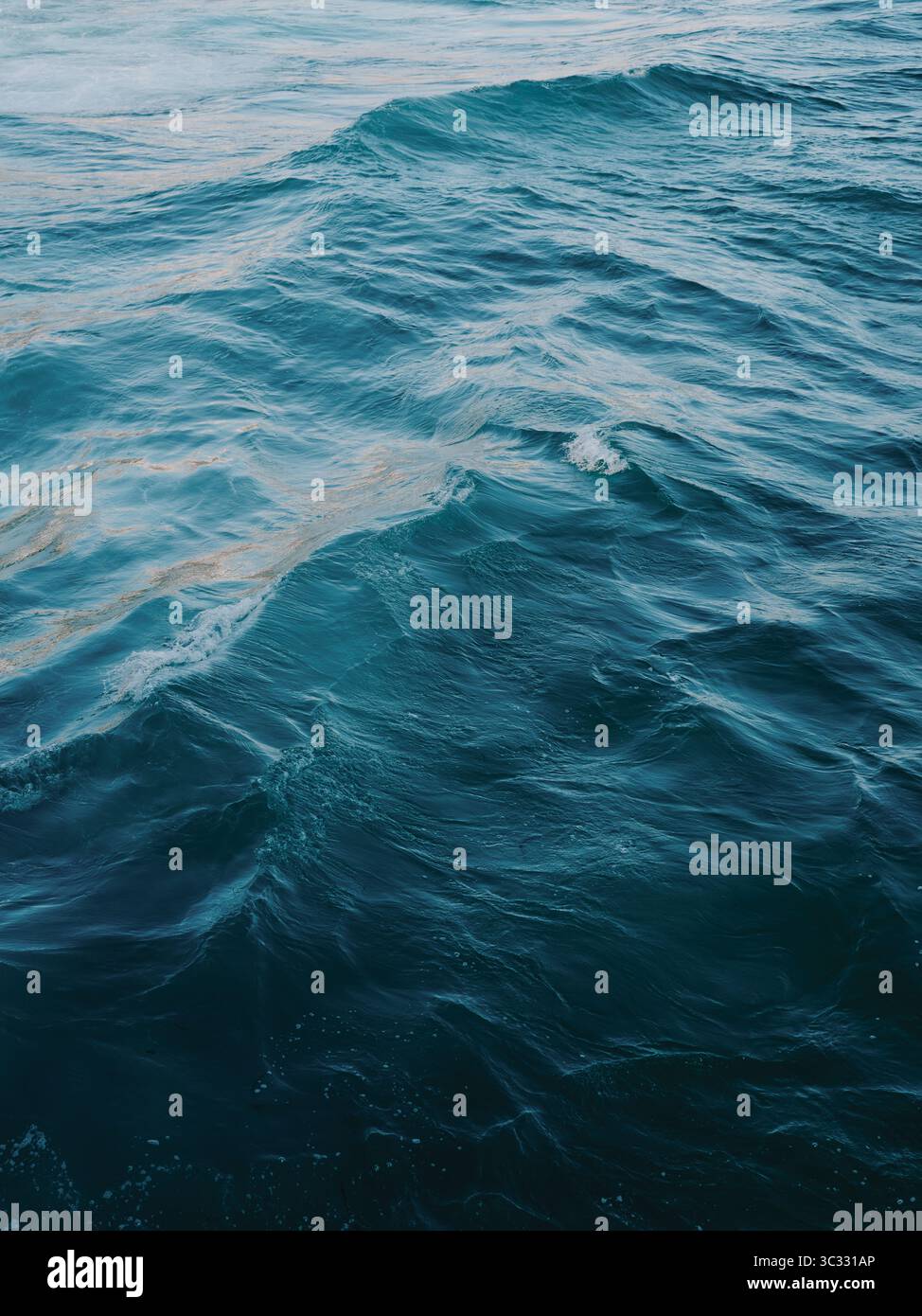 Mare blu e onde sfondo naturale - mare struttura ondulata astratta Foto Stock