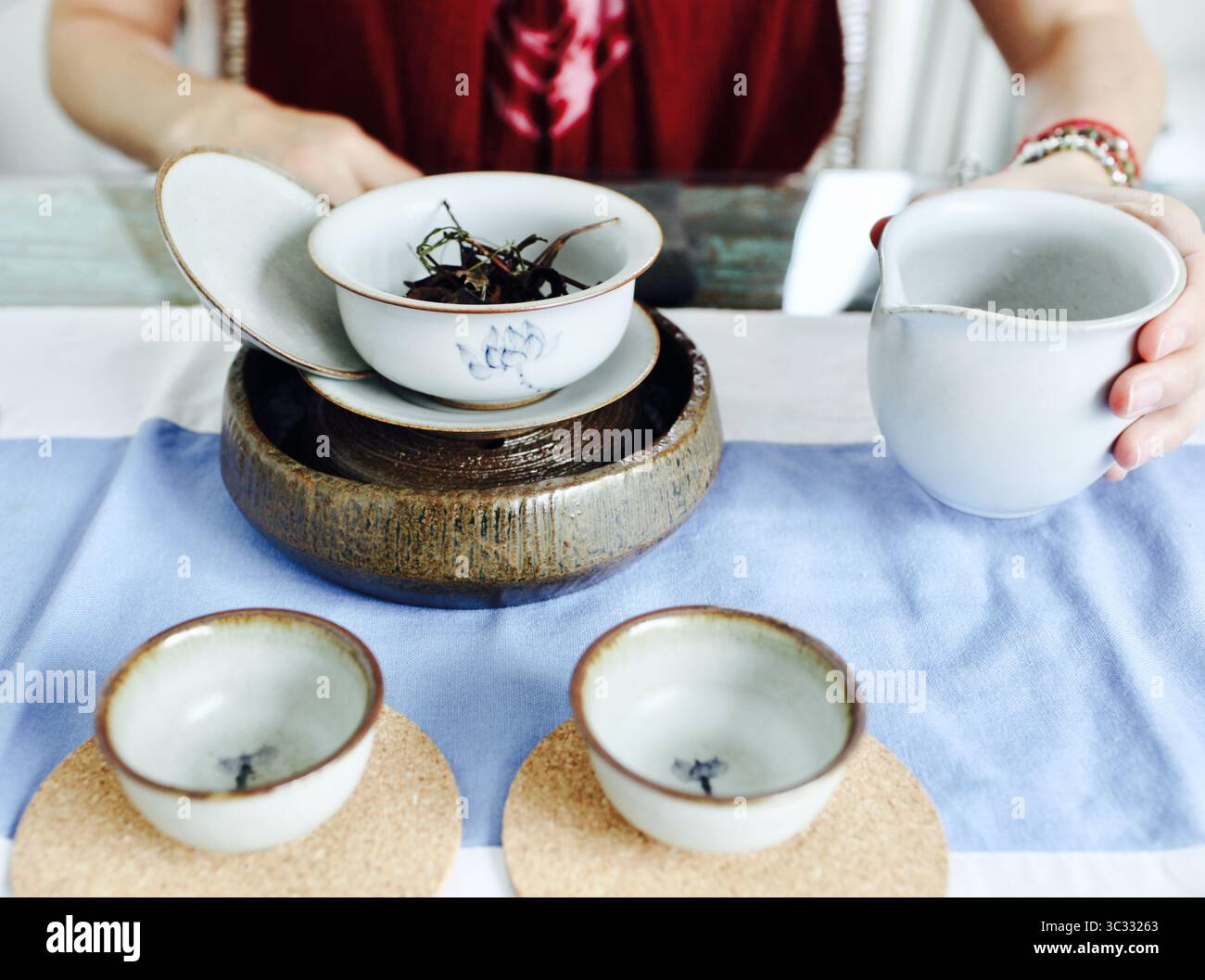 Prepararsi per una cerimonia del tè cinese Foto Stock