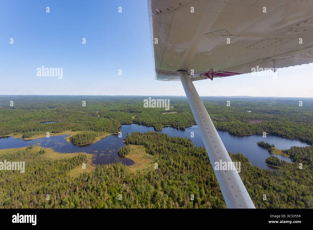 Vista aerea dei laghi e del paesaggio selvaggio da un aereo Foto Stock