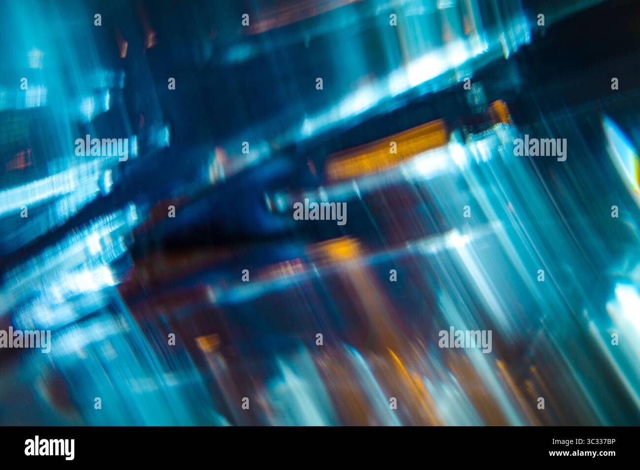 Vivace sfocatura di movimento astratto con strisce luminose blu e arancione Foto Stock