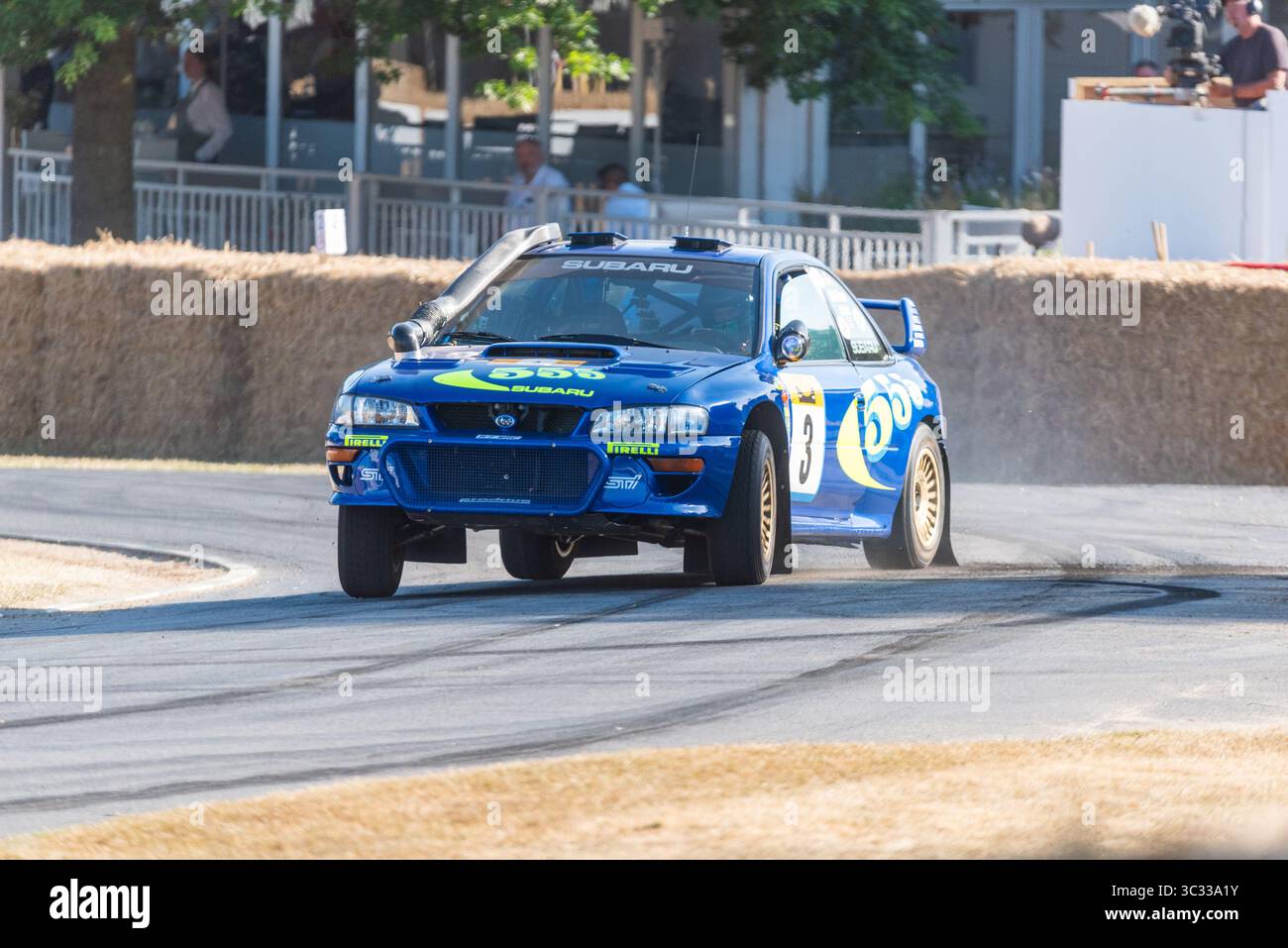 1998 Subaru Impreza WRC Safari in auto da rally che sale sulla pista in salita al Goodwood Festival of Speed 2025 Motorsport & Motoring event Foto Stock