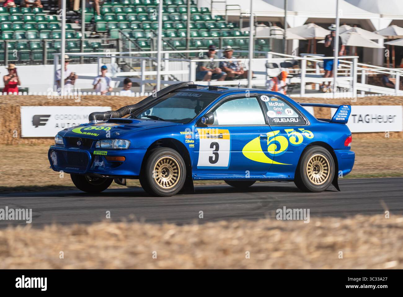 1998 Subaru Impreza WRC Safari in auto da rally che sale sulla pista in salita al Goodwood Festival of Speed 2025 Motorsport & Motoring event Foto Stock
