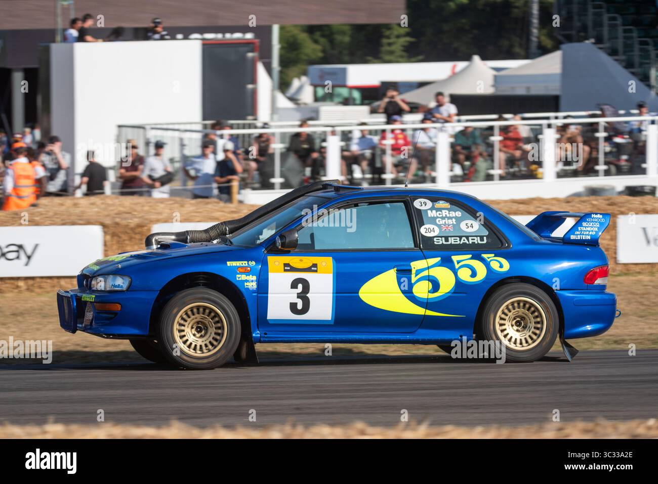 1998 Subaru Impreza WRC Safari in auto da rally che sale sulla pista in salita al Goodwood Festival of Speed 2025 Motorsport & Motoring event Foto Stock