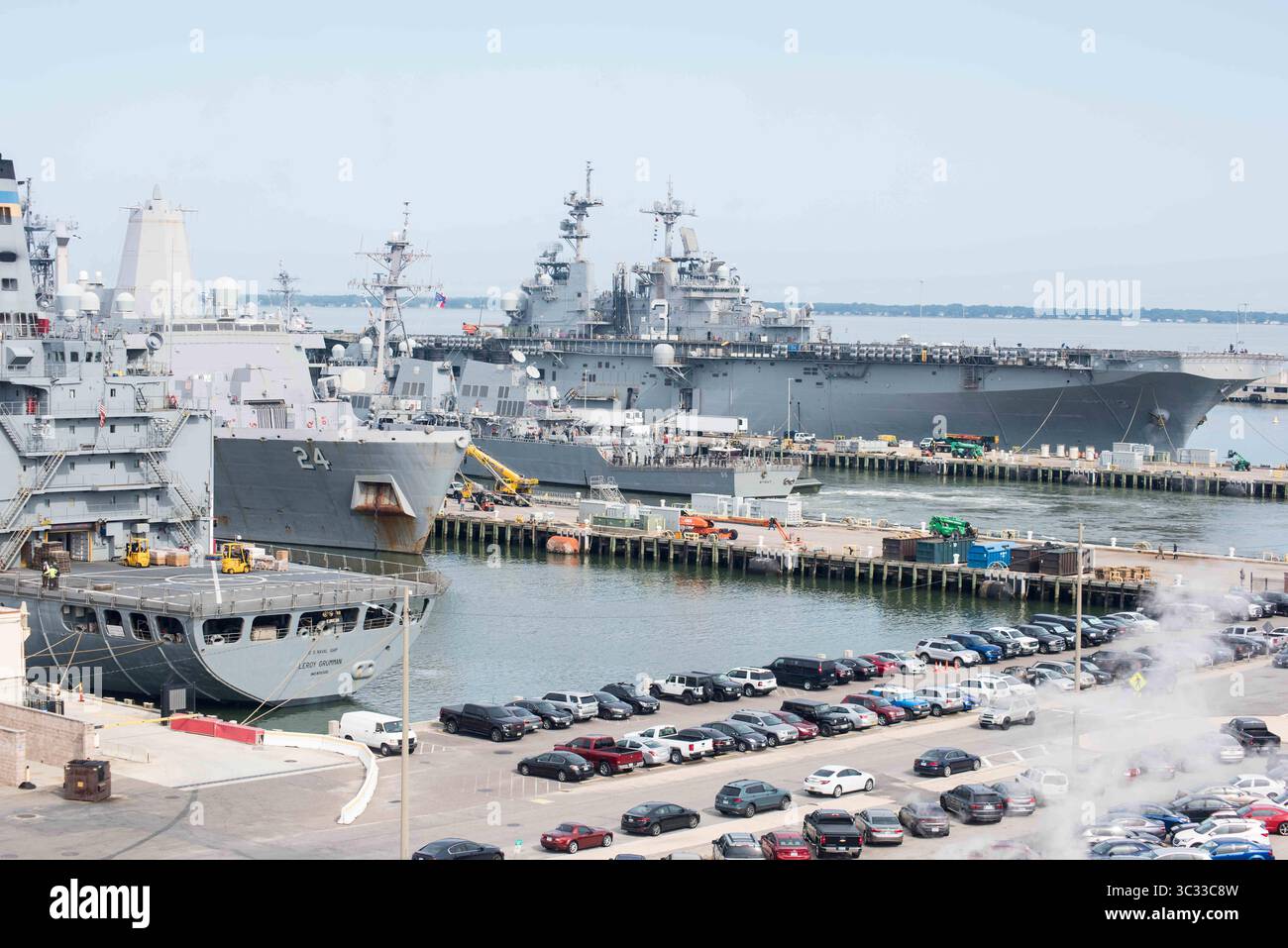 4 settembre 2019, Norfolk, va, Stati Uniti: Norfolk, Virginia, Stati Uniti. 4 settembre 2019. Le navi della Marina degli Stati Uniti iniziano a lasciare i moli della stazione navale di Norfolk prima dell'uragano Dorian, che dovrebbe portare venti forti e forti piogge nella regione il 4 settembre 2019 a Norfolk, Virginia. Tutte le navi della massiccia base della Marina si stanno dirigendo verso il mare, dove sono più sicure dalla tempesta che si avvicina. (Immagine di credito: © Breanna Scales via ZUMA Wire) Foto Stock