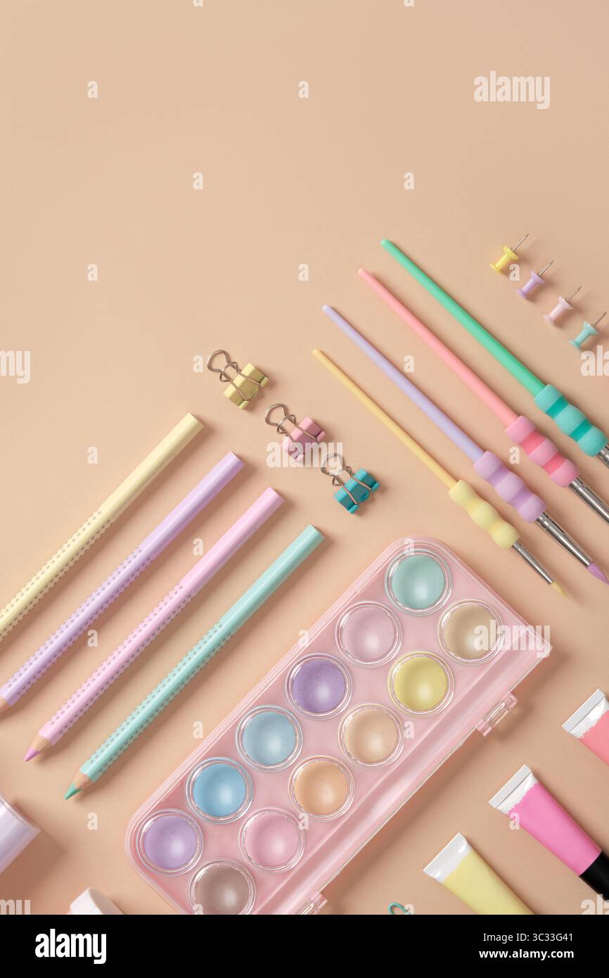 Materiali d'arte pastello su sfondo pesca. Spazio di lavoro creativo con spazio di riproduzione per progetti artistici o concetti di progettazione scolastica. Foto Stock