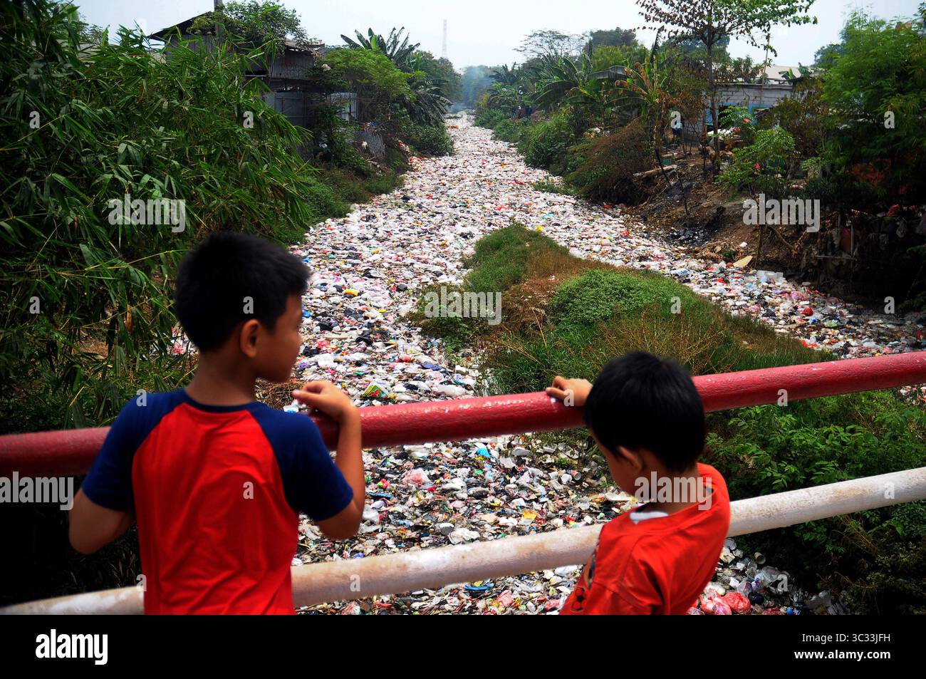 5 settembre 2019 - Bekasi, Giava Occidentale, Indonesia - Una pila di spazzatura copriva il flusso lungo cinquecento metri del fiume Jambe a Tambun, Bekasi, Giava Occidentale, nel settembre 5,2019. Pile di rifiuti domestici di plastica, polistirolo, bottiglie di plastica e altri materiali sono stati prodotti negli ultimi tre mesi a partire dai rifiuti domestici negli insediamenti in cui vivono. (Immagine di credito: © Dasril Roszandi/ZUMA Wire) Foto Stock