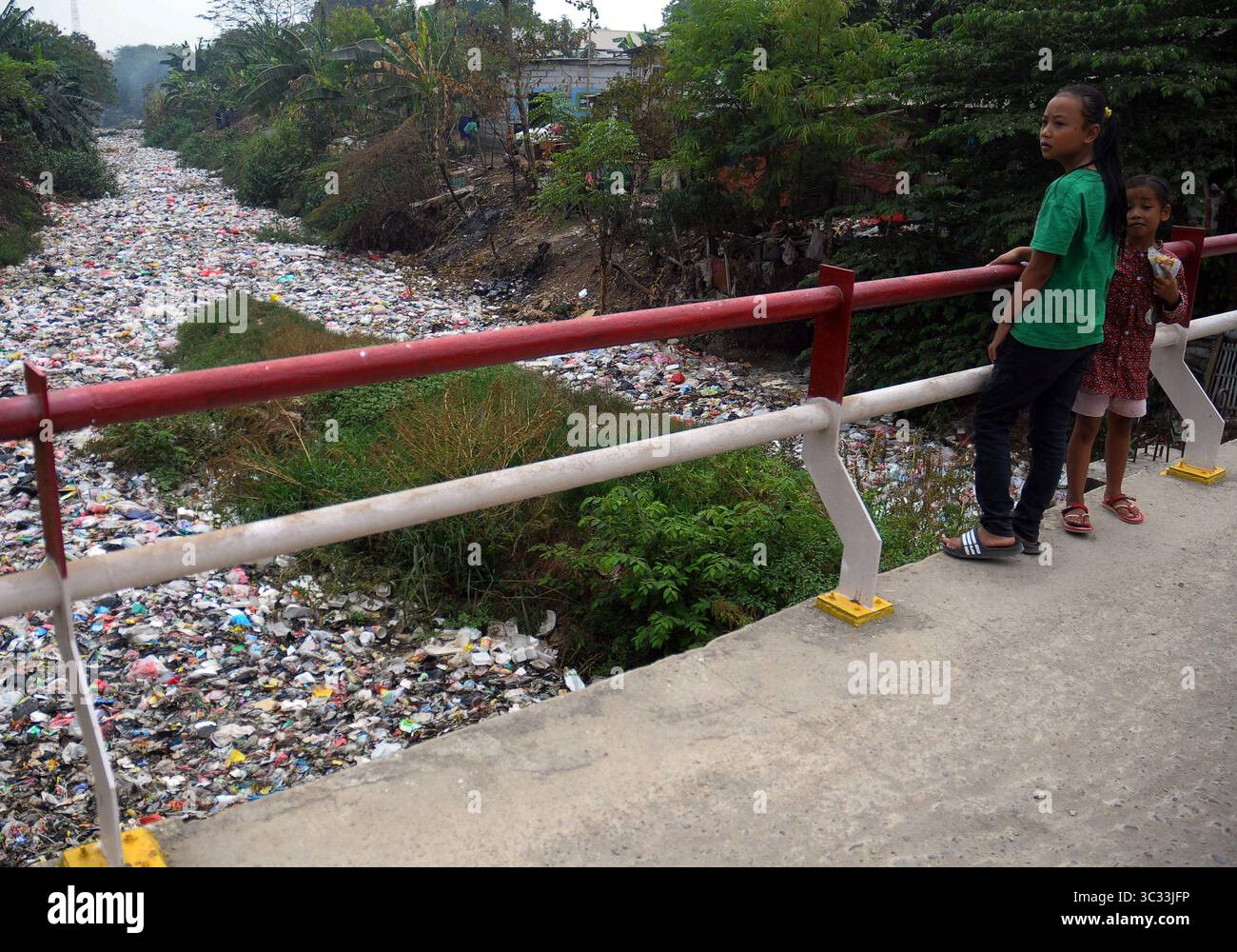 5 settembre 2019 - Bekasi, Giava Occidentale, Indonesia - Una pila di spazzatura copriva il flusso lungo cinquecento metri del fiume Jambe a Tambun, Bekasi, Giava Occidentale, nel settembre 5,2019. Pile di rifiuti domestici di plastica, polistirolo, bottiglie di plastica e altri materiali sono stati prodotti negli ultimi tre mesi a partire dai rifiuti domestici negli insediamenti in cui vivono. (Immagine di credito: © Dasril Roszandi/ZUMA Wire) Foto Stock