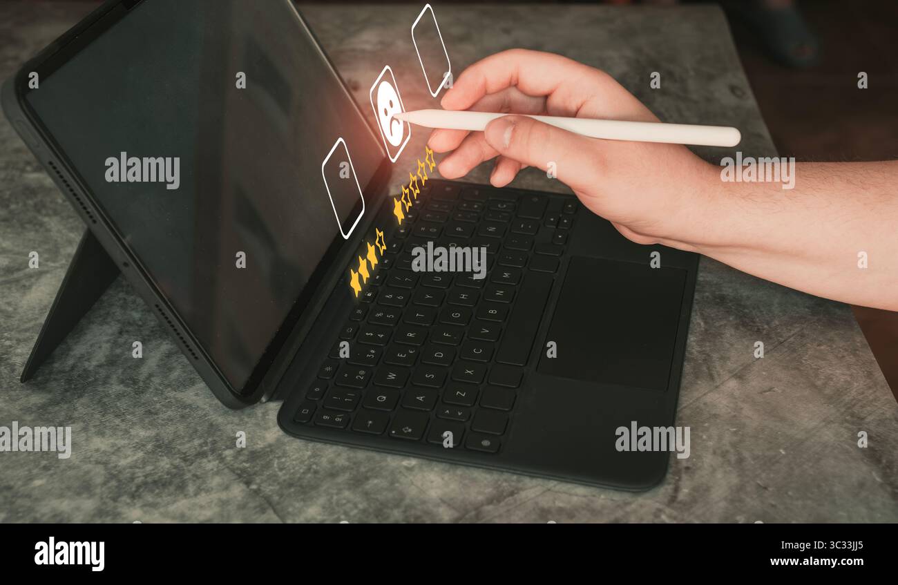 Feedback sulla soddisfazione del servizio clienti. Donna che fa una revisione del sondaggio. L'utente assegna una valutazione a una stella a un'esperienza di servizio su un'applicazione online. Foto Stock