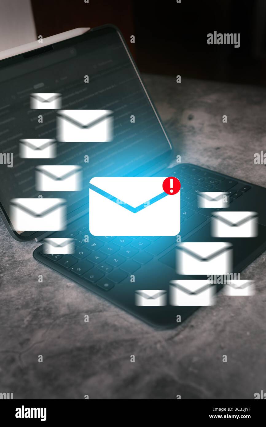 Tablet digitale che riceve e-mail e interfaccia di invio. Newsletter, notizie e fatture digitali. Segnale di avvertimento interfaccia spam e-mail. Foto Stock