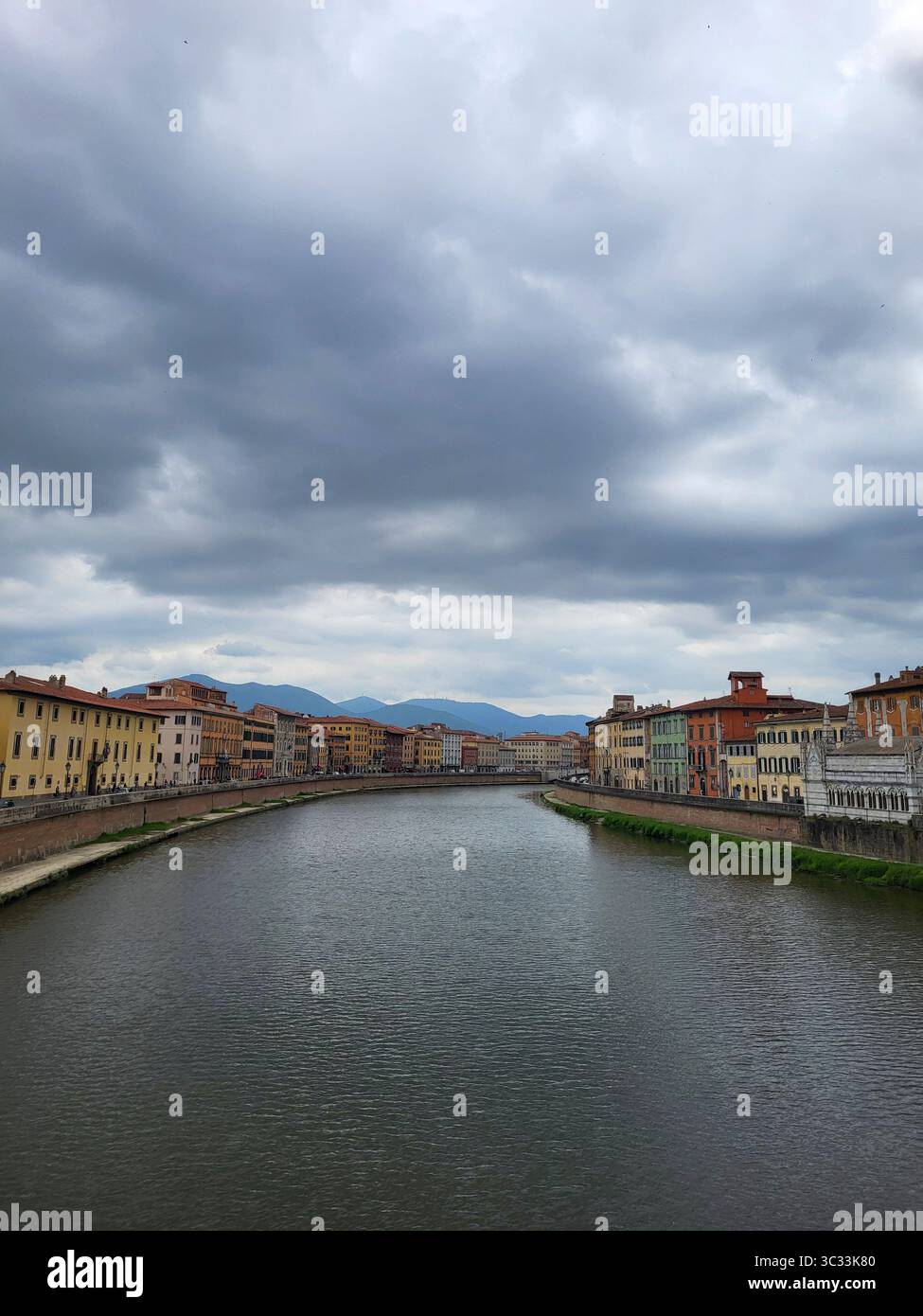 Vista panoramica della città vecchia di Pisa e del fiume Arno in Toscana, Italia - architettura storica e fascino panoramico lungo il fiume Foto Stock
