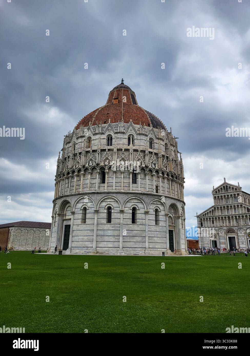 Vista panoramica della città vecchia di Pisa e del fiume Arno in Toscana, Italia - architettura storica e fascino panoramico lungo il fiume - 2025-06-07 Foto Stock