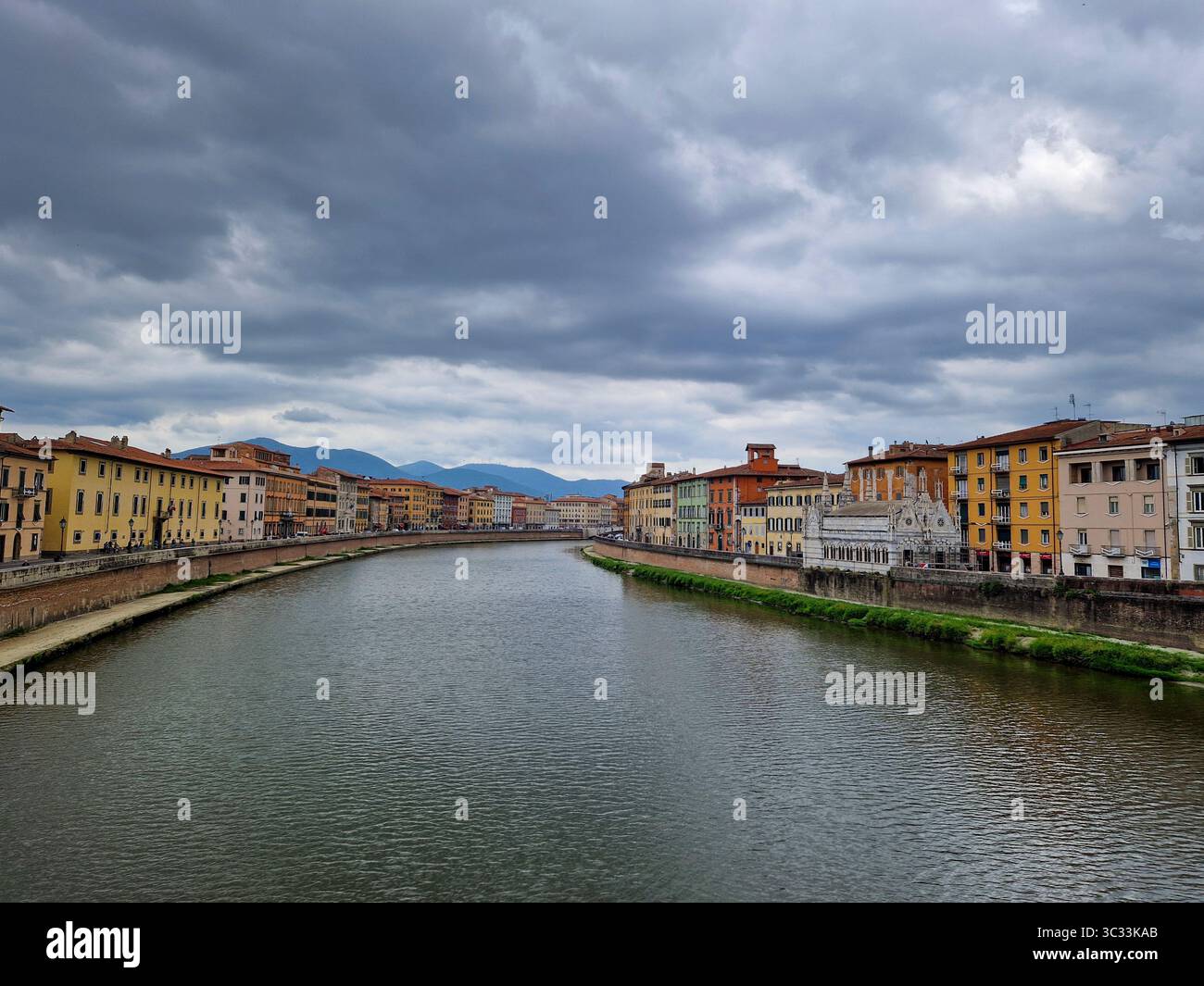 Vista panoramica della città vecchia di Pisa e del fiume Arno in Toscana, Italia - architettura storica e fascino panoramico lungo il fiume Foto Stock