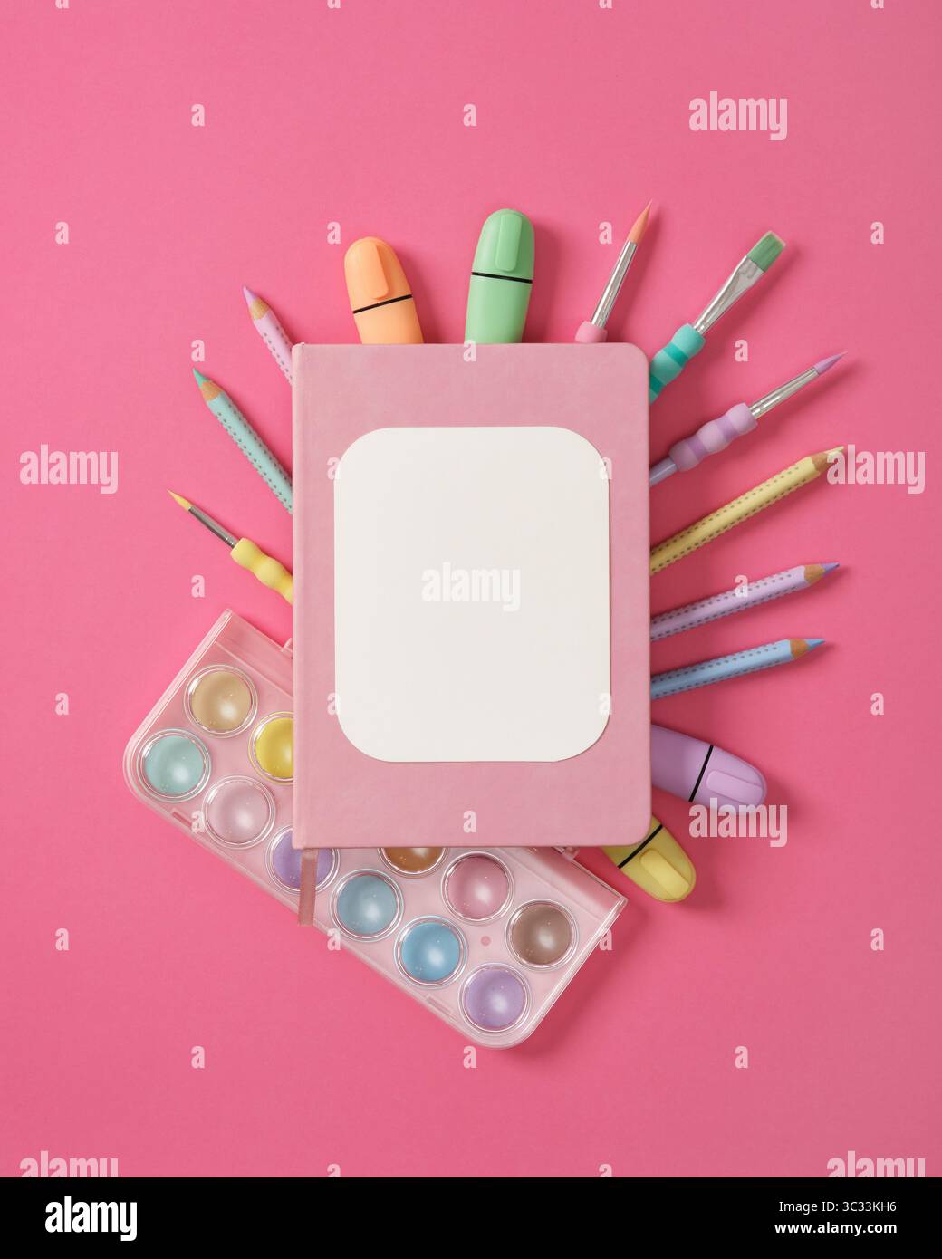 Composizione di varie opere d'arte e disegni in colori pastello su sfondo rosa. Spazio per il testo. Foto Stock