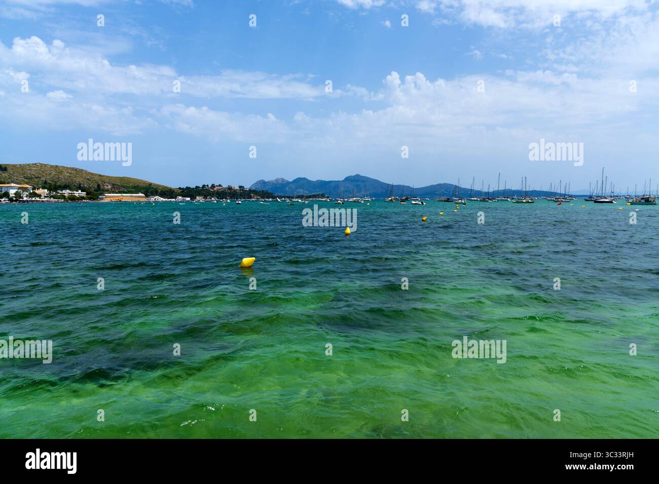 Vista verso la baia al largo di Pollenca, Port de Pollenca, Maiorca Foto Stock