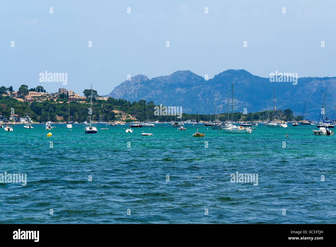 Vista verso la baia al largo di Pollenca, Port de Pollenca, Maiorca Foto Stock