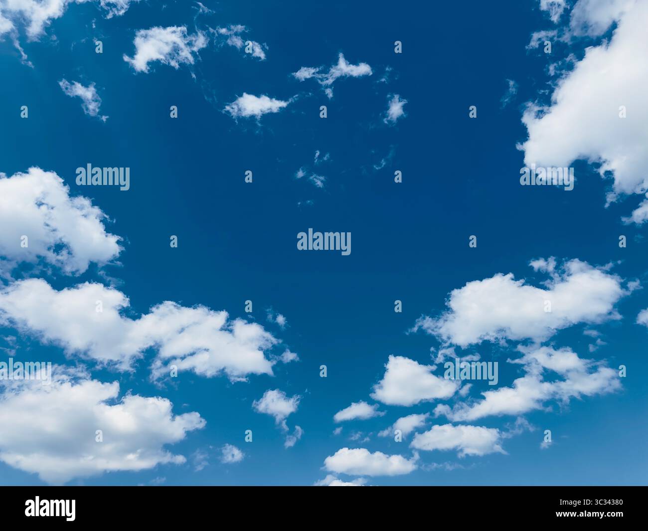 Splendida esposizione di nuvole bianche e soffici contro un cielo azzurro limpido in una giornata di sole. Foto Stock