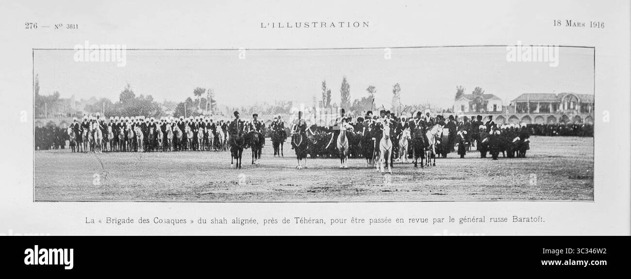 La brigata cosacca dello scià si allineò in una formazione formale di revisione vicino a Teheran, ispezionata dal generale russo Baratov durante la prima guerra mondiale. Questa unità di cavalleria persiana d'élite, fortemente influenzata dalla tradizione militare russa, servì come guardia dello scià e simbolo del potere regionale. L'immagine, scattata nel 1916, riflette le tensioni geopolitiche e l'influenza straniera in Iran durante la grande Guerra. Pubblicato su l'Illustration con una visione dell'architettura persiana sullo sfondo. Foto Stock