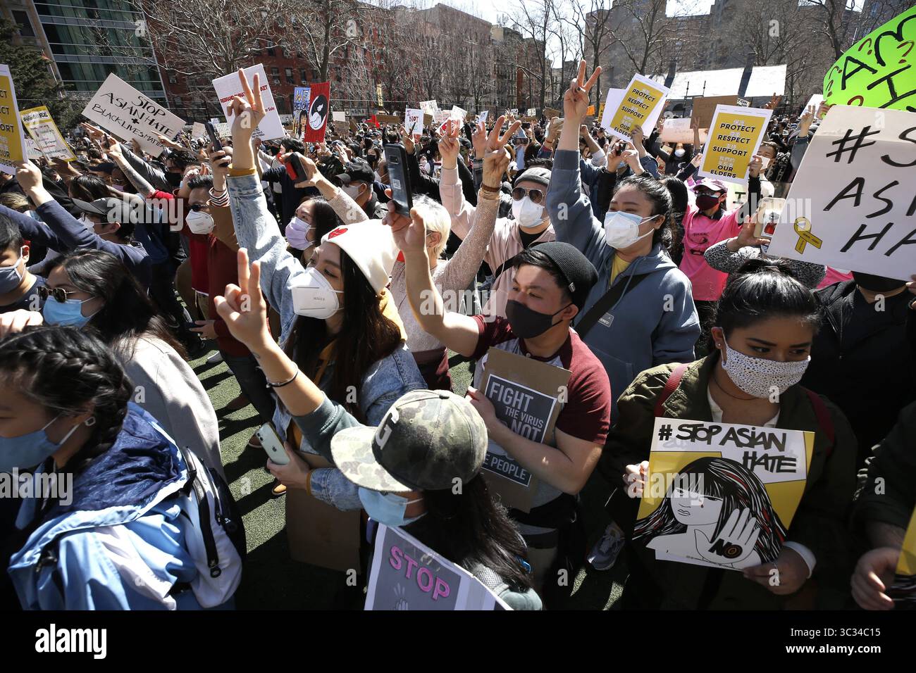 21 marzo 2021, New York, Stati Uniti: I manifestanti tengono dei cartelli durante una manifestazione di pace per onorare le vittime delle sparatorie e porre fine agli attacchi contro gli asiatici nel Columbus Park di Chinatown..cinque giorni fa otto persone sono state uccise nelle terme dell'area di Atlanta, sei delle quali erano asiatici, causando indignazione e paura tra la comunità asiatica. (Immagine di credito: © John Lamparski/SOPA Images via ZUMA Wire) Foto Stock