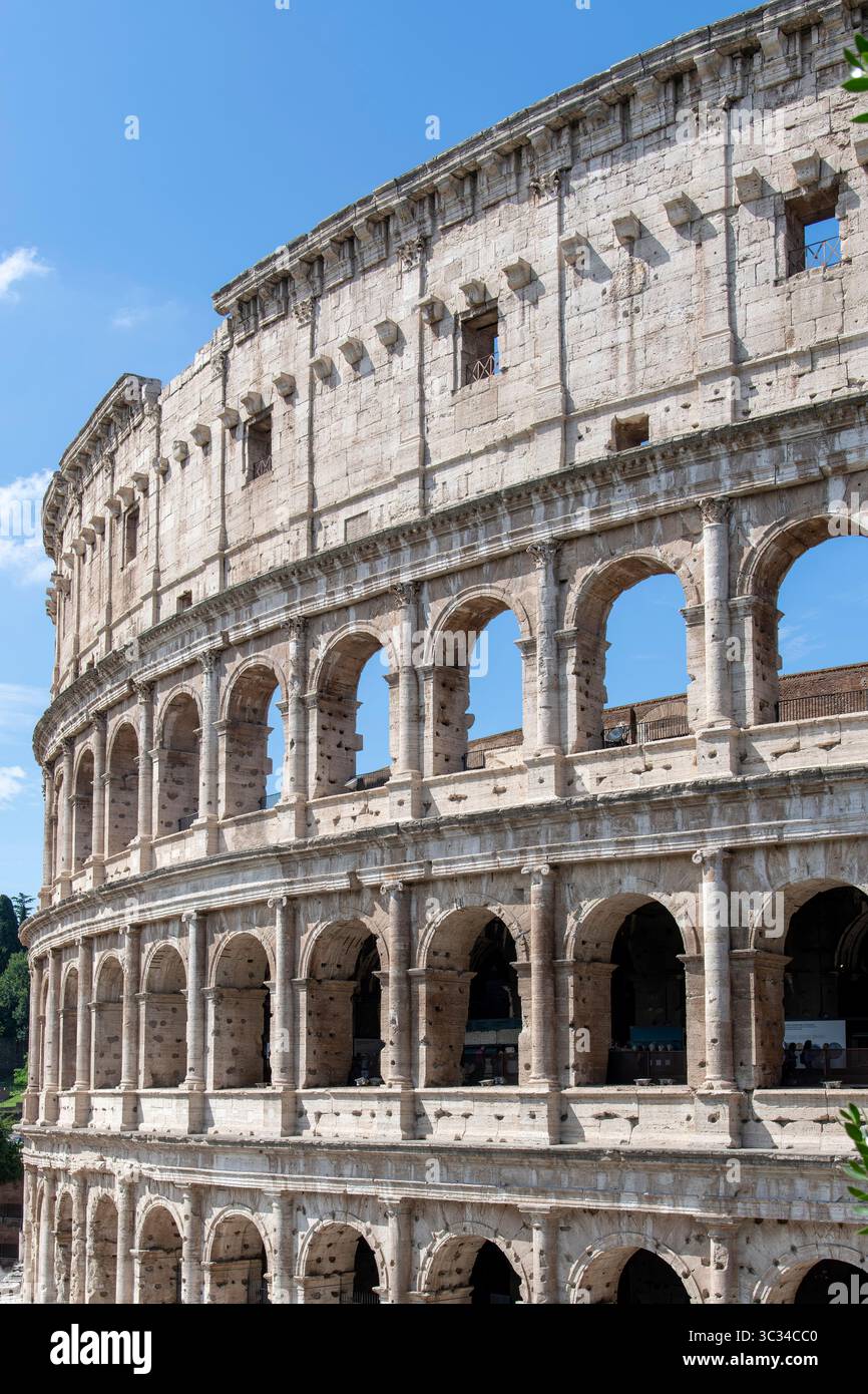 Roma, Italia - 10 giugno 2023; primo piano di parte del Colosseo, un anfiteatro ellittico nel centro della città appena ad est del foro Romano Foto Stock