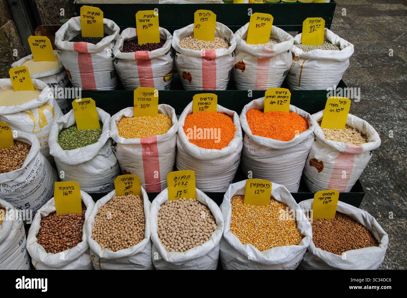 Sacchi sfusi di piselli verdi, piselli gialli, lenticchie d'arancia, popcorn, fagioli rossi, fagioli renali, fagioli bianchi cous cous e piselli verdi interi essiccati a th Foto Stock