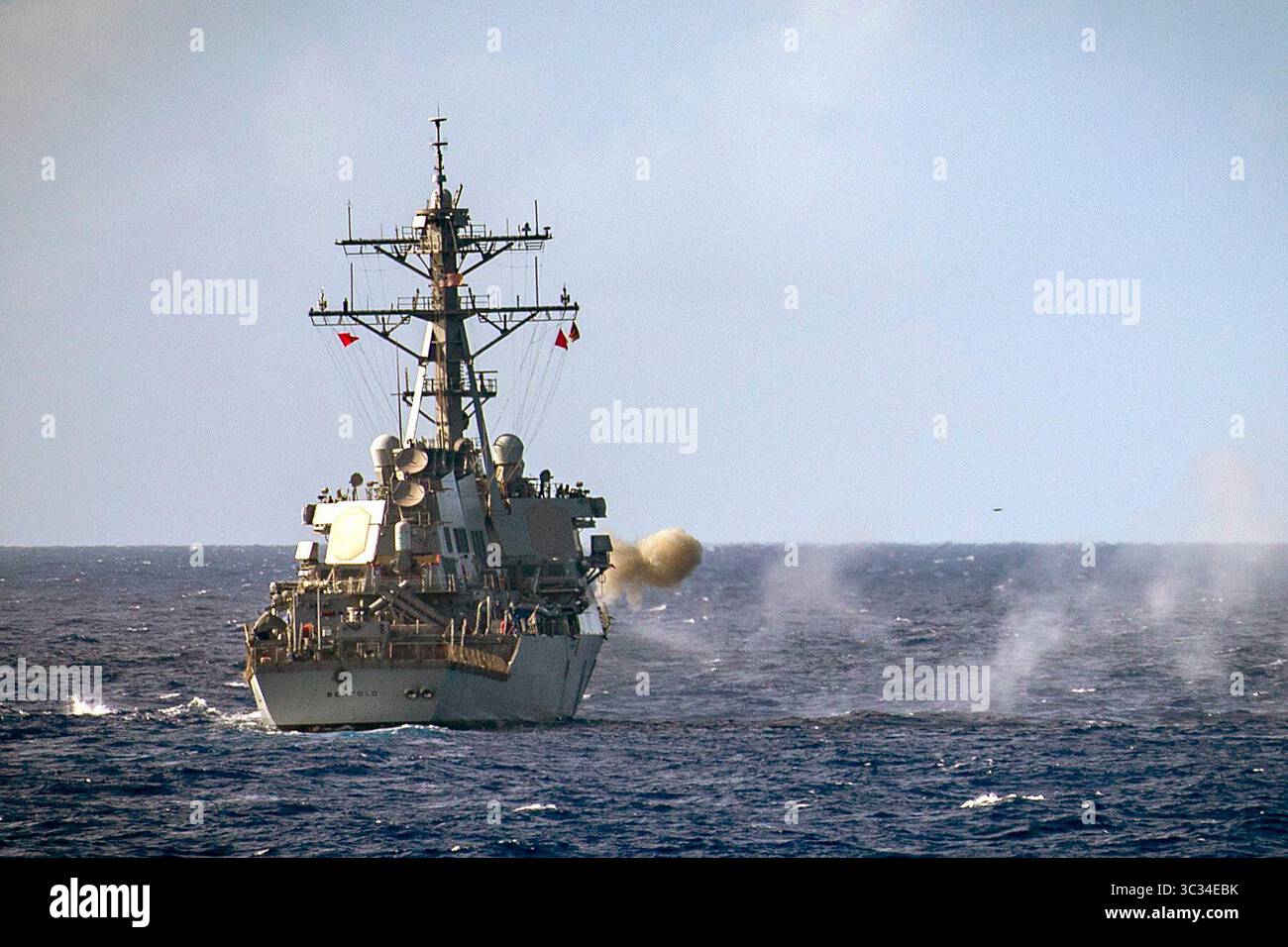 16 marzo 2021 - Mar delle Filippine - il cacciatorpediniere missilistico guidato classe Arleigh Burke USS Benfold (DDG 65) spara il suo cannone da 5 pollici durante un'esercitazione di tiro a fuoco vivo. La Benfold è assegnata alla Task Force 71/Destroyer Squadron (DESRON) 15, la più grande DESRON schierata in avanti della Marina e la principale forza di superficie della 7th Fleet. (Immagine di credito: © Jeremy Graham/U.S. Navy/ZUMA Wire/ZUMAPRESS.com) Foto Stock