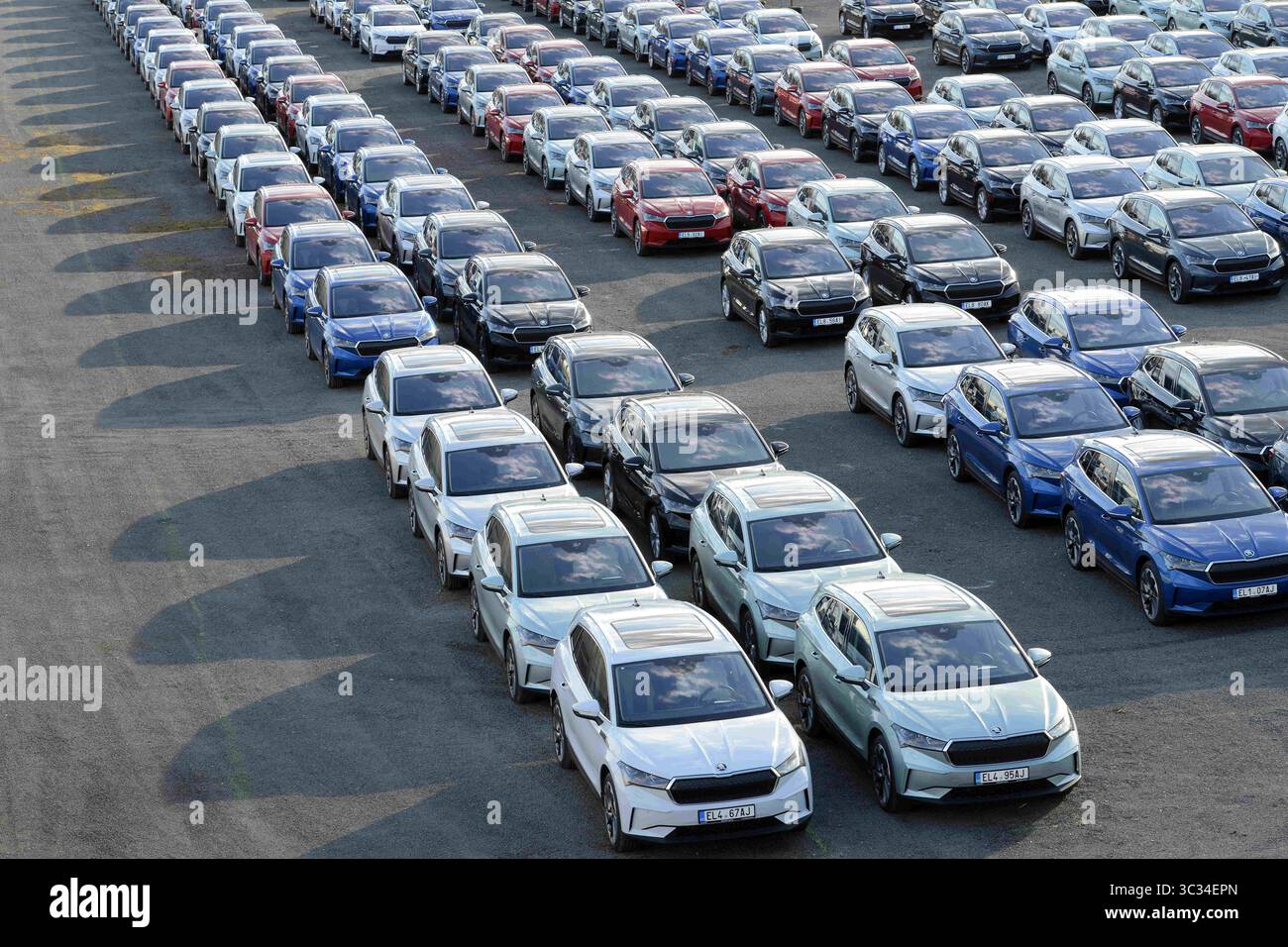 22 marzo 2021, Mnichovo Hradiste, Repubblica Ceca: Nuove auto elettriche Skoda Auto parcheggiate in un centro di distribuzione in una giornata di sole in primavera nella città di Mnichovo Hradiste vicino a Mlada Boleslav. Una fabbrica di automobili Skoda Auto un'unità di successo della Volkswagen tedesca a Mlada Boleslav, nella Repubblica Ceca... l'industria automobilistica è stata duramente colpita dalla crisi del coronavirus, con l'arresto delle linee di produzione e la chiusura degli showroom. Skoda Auto, una delle forze trainanti dell'economia ceca, ha registrato un calo delle vendite del 33% nella prima metà di quest'anno. ..sotto pressione normativa i produttori di automobili nel Foto Stock