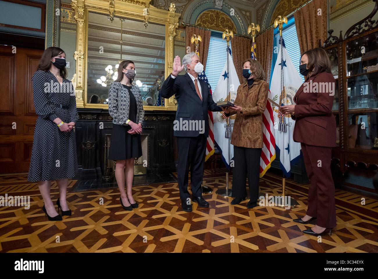 23 marzo 2021, Washington, District of Columbia, USA: Il vicepresidente degli Stati Uniti Kamala Harris giura solennemente all'ambasciatore William Burns come direttore della Central Intelligence Agency nell'Eisenhower Executive Office Building a Washington, USA, 23 marzo 2021. Burnsâ€™ moglie Lisa Carty tiene la Bibbia come le figlie Elizabeth e Sarah Burns Guarda (immagine di credito: © Ken Cedeno - Pool via CNP/CNP via ZUMA Wire) Foto Stock
