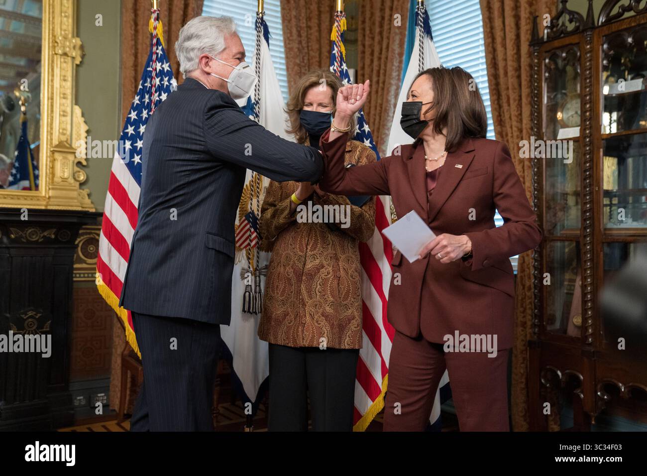 23 marzo 2021, Washington, District of Columbia, USA: Il Vice Presidente degli Stati Uniti Kamala Harris Elbow saluta l'Ambasciatore William Burns come Direttore della Central Intelligence Agency dopo un giuramento nell'Eisenhower Executive Office Building a Washington, Stati Uniti, 23 marzo 2021 (Credit Image: © Ken Cedeno - Pool via CNP/CNP via ZUMA Wire) Foto Stock