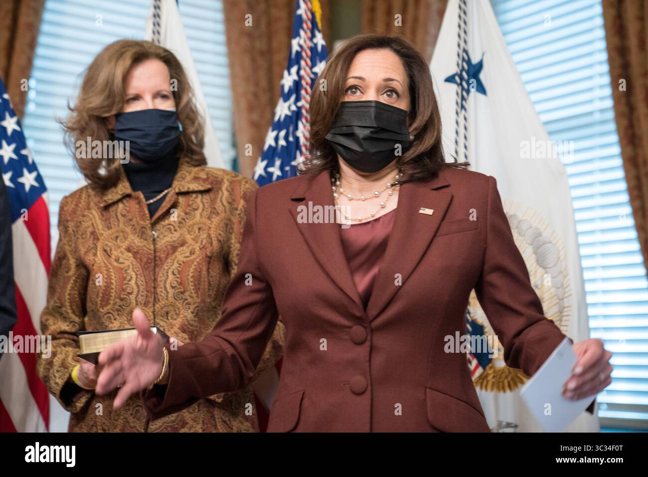 23 marzo 2021, Washington, Distretto di Columbia, Stati Uniti: Il Vicepresidente degli Stati Uniti Kamala Harris risponde a una domanda sulla sparatoria a Boulder, Colorado, dopo aver solennemente giurato l'ambasciatore William Burns come direttore della Central Intelligence Agency nell'Eisenhower Executive Office Building a Washington, Stati Uniti, 23 marzo 2021 (immagine di credito: © Ken Cedeno - Pool via CNP/CNP via ZUMA Wire) Foto Stock