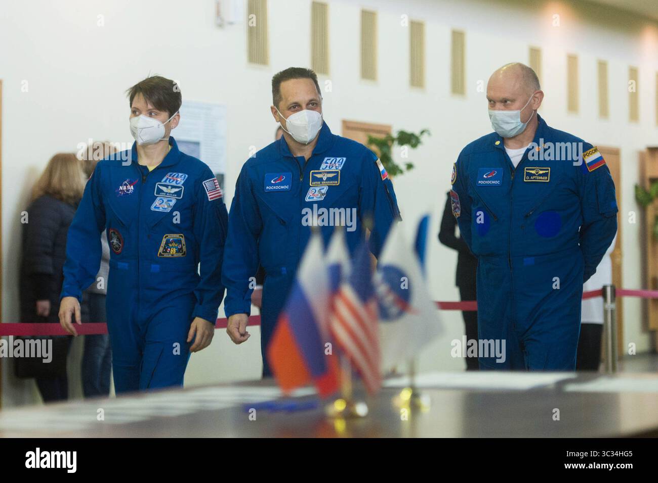20 marzo 2021, cosmodromo di Baikonur, Kazakistan: I membri dell'equipaggio di riserva della spedizione 65 l'astronauta della NASA Anne McClain, a sinistra, il cosmonauta russo Anton Shkaplerov di Roscosmos, centro, e il cosmonauta russo Oleg Artemyev di Roscosmos arrivano per gli esami di qualificazione Sojuz sabato, 20 marzo 2021 al Gagarin Cosmonaut Training Center (GCTC) di Star City, in anticipo del 65 aprile. (Immagine di credito: © Andrey Shelepin/NASA/ZUMA Wire/ZUMAPRESS.com) Foto Stock