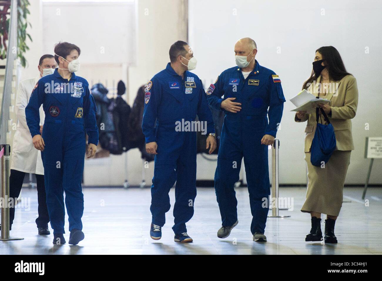 20 marzo 2021, cosmodromo di Baikonur, Kazakistan: I membri dell'equipaggio di riserva della spedizione 65 l'astronauta della NASA Anne McClain, a sinistra, il cosmonauta russo Anton Shkaplerov di Roscosmos, centro, e il cosmonauta russo Oleg Artemyev di Roscosmos arrivano per gli esami di qualificazione Sojuz sabato, 20 marzo 2021 al Gagarin Cosmonaut Training Center (GCTC) di Star City, in anticipo del 65 aprile. (Immagine di credito: © Andrey Shelepin/NASA/ZUMA Wire/ZUMAPRESS.com) Foto Stock