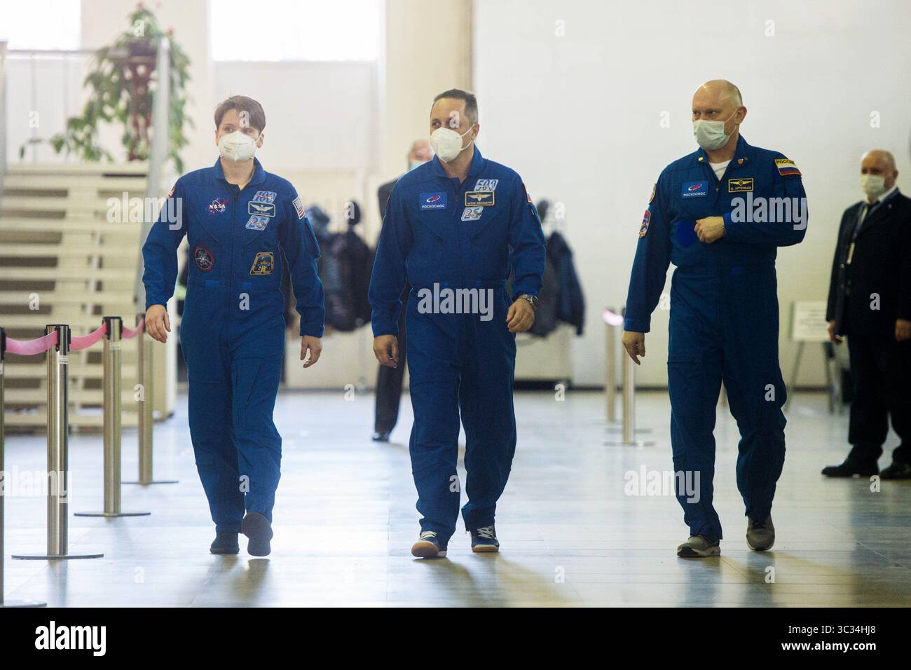 20 marzo 2021, cosmodromo di Baikonur, Kazakistan: I membri dell'equipaggio di riserva della spedizione 65 l'astronauta della NASA Anne McClain, a sinistra, il cosmonauta russo Anton Shkaplerov di Roscosmos, centro, e il cosmonauta russo Oleg Artemyev di Roscosmos arrivano per gli esami di qualificazione Sojuz sabato, 20 marzo 2021 al Gagarin Cosmonaut Training Center (GCTC) di Star City, in anticipo del 65 aprile. (Immagine di credito: © Andrey Shelepin/NASA/ZUMA Wire/ZUMAPRESS.com) Foto Stock