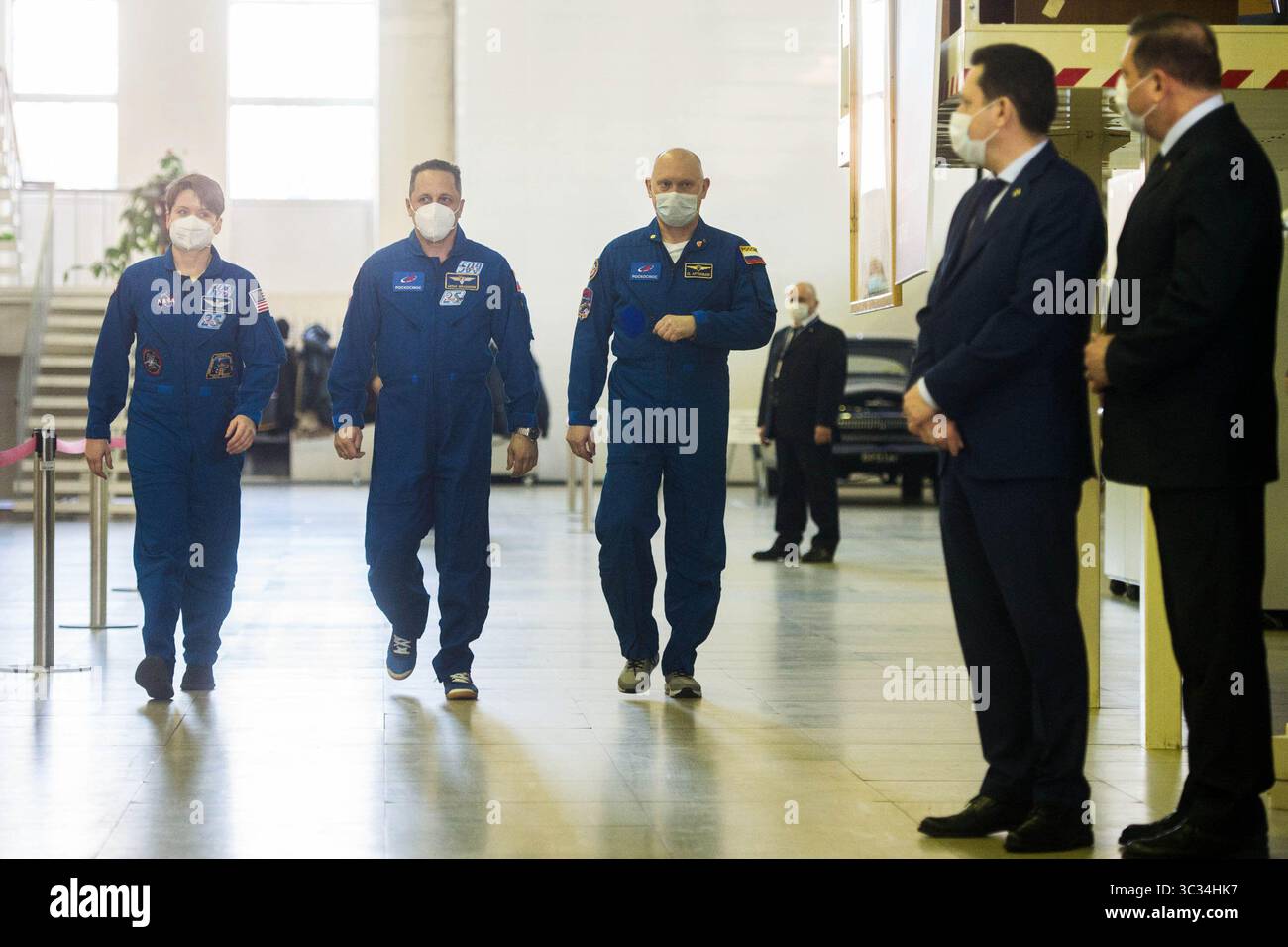20 marzo 2021, cosmodromo di Baikonur, Kazakistan: I membri dell'equipaggio di riserva della spedizione 65 l'astronauta della NASA Anne McClain, a sinistra, il cosmonauta russo Anton Shkaplerov di Roscosmos, centro, e il cosmonauta russo Oleg Artemyev di Roscosmos arrivano per gli esami di qualificazione Sojuz sabato, 20 marzo 2021 al Gagarin Cosmonaut Training Center (GCTC) di Star City, in anticipo del 65 aprile. (Immagine di credito: © Andrey Shelepin/NASA/ZUMA Wire/ZUMAPRESS.com) Foto Stock