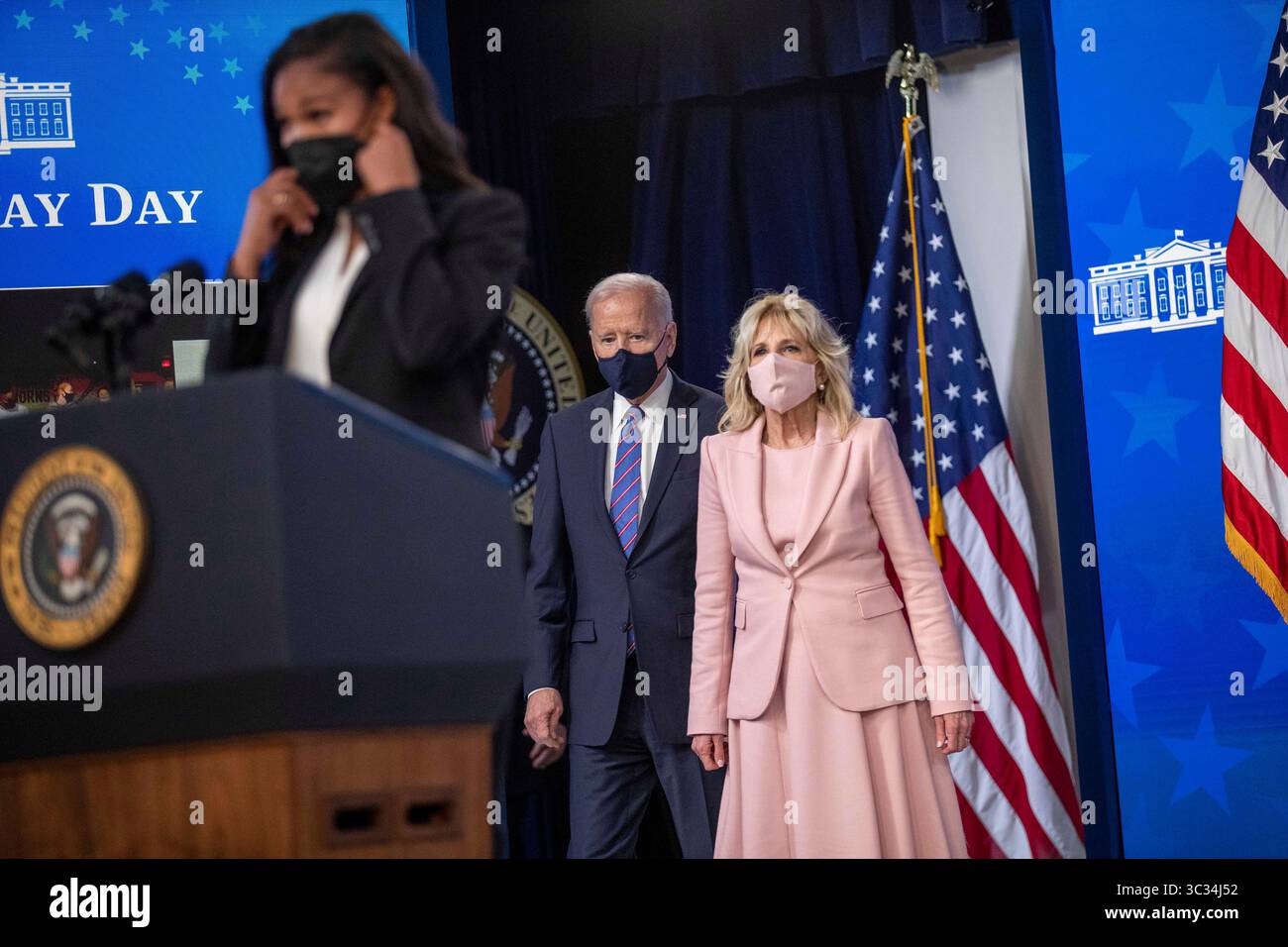 24 marzo 2021, Washington, District of Columbia, USA: Il presidente DEGLI STATI UNITI Joe Biden, con la First Lady Dr. Jill Biden, ascolta le osservazioni di Margaret Purce, membro della womenÂ squadra nazionale degli Stati Uniti di calcio, durante un evento per celebrare l'Equal Pay Day nella State Dining Room della Casa Bianca a Washington, DC, USA, 24 marzo 2021. Equal Pay Day segna il tempo extra che una donna media negli Stati Uniti impiega per guadagnare lo stesso stipendio che i suoi omologhi maschi hanno fatto l'anno precedente (Credit Image: © Shawn Thew - Pool via CNP/CNP via ZUMA Wire) Foto Stock
