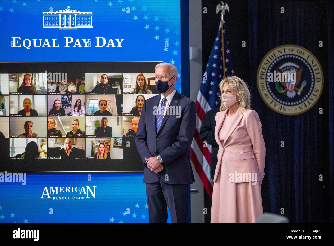 24 marzo 2021, Washington, District of Columbia, USA: Il presidente DEGLI STATI UNITI Joe Biden, con la First Lady Dr. Jill Biden, ascolta le osservazioni di Margaret Purce, membro della womenÂ squadra nazionale degli Stati Uniti di calcio, durante un evento per celebrare l'Equal Pay Day nella State Dining Room della Casa Bianca a Washington, DC, USA, 24 marzo 2021. Equal Pay Day segna il tempo extra che una donna media negli Stati Uniti impiega per guadagnare lo stesso stipendio che i suoi omologhi maschi hanno fatto l'anno precedente (Credit Image: © Shawn Thew - Pool via CNP/CNP via ZUMA Wire) Foto Stock