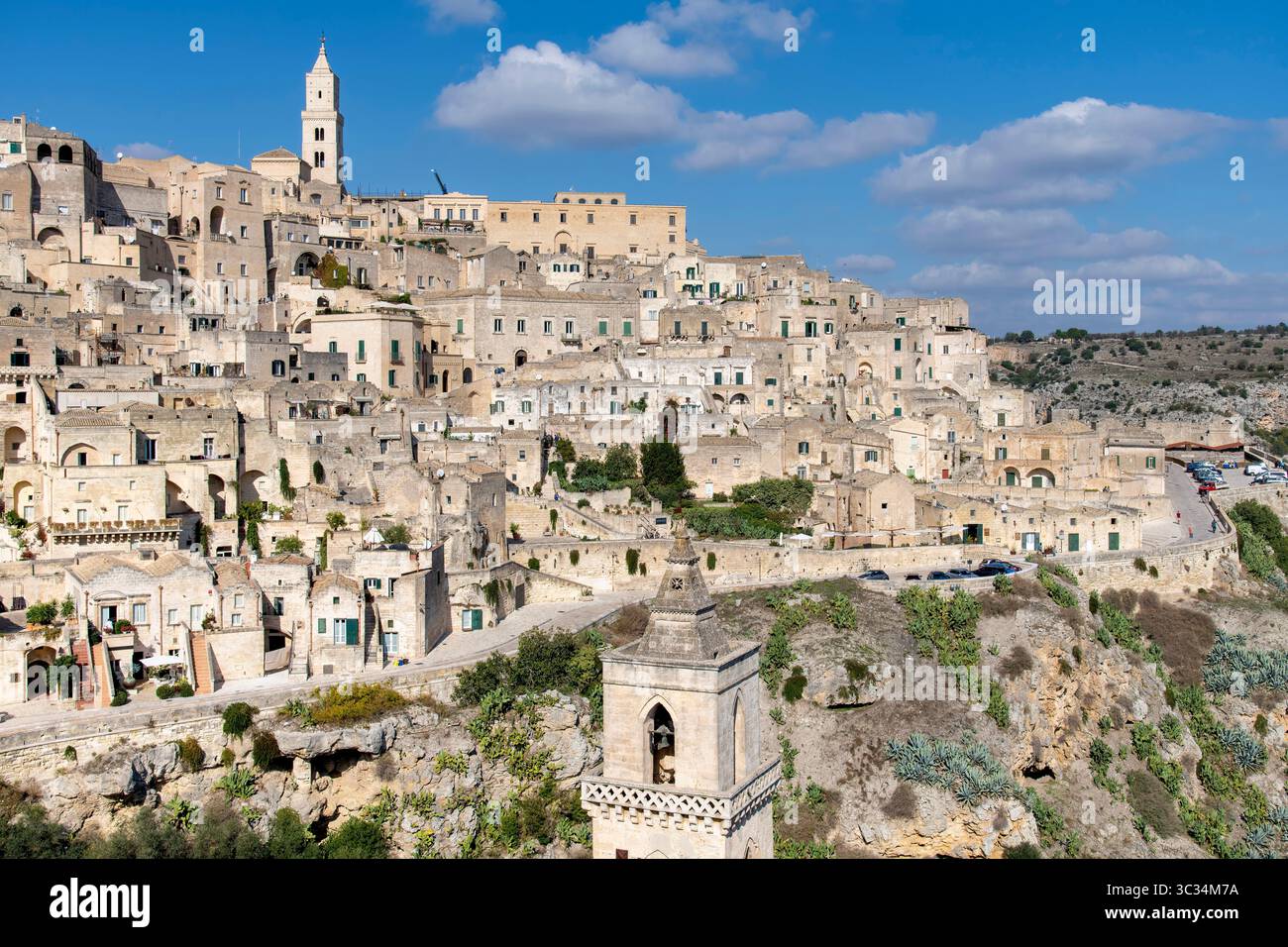 Colle e scogliere con edifici e chiese sulla Gravina di Matera di Matera, in Italia, conosciute per i Sassi o città antica con il suo nucleo urbano scavato nella roccia Foto Stock
