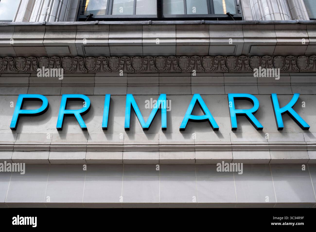 Firma per il marchio di abbigliamento Primark il 9 luglio 2025 a Londra, Regno Unito. Foto Stock