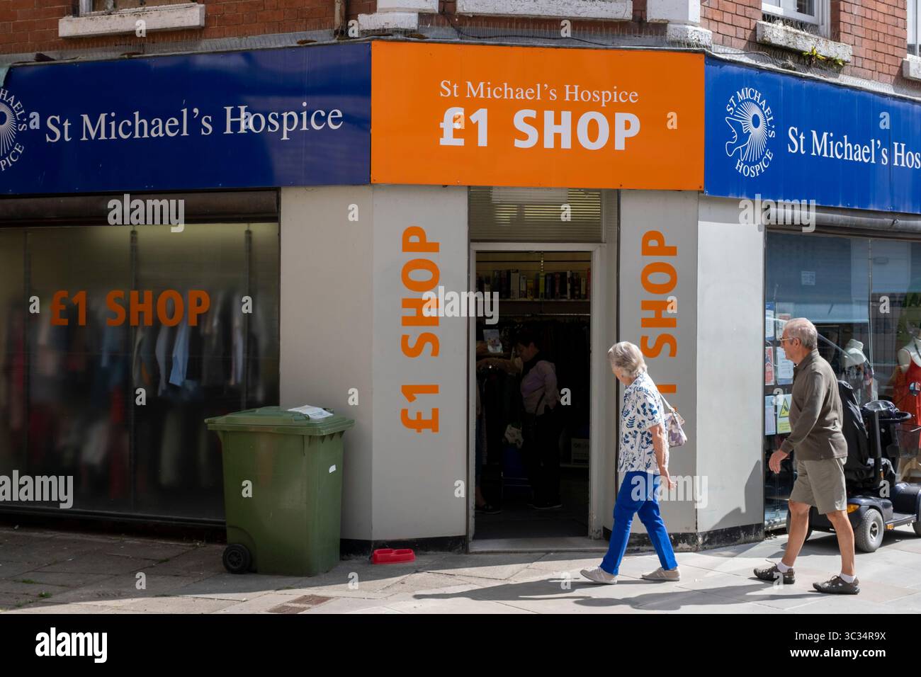 £1 negozio il 24 luglio 2025 a Leominster, Regno Unito. Il centro di Leominster è un esempio del declino della strada principale del Regno Unito, dato che alcuni rivenditori si spostano e gli spazi di vendita chiudono, con un impatto sui posti di lavoro nella zona. Diversi fattori che contribuiscono si stanno allineando per portare a un declino delle strade alte, tra cui la crisi del costo della vita, la repressione dei redditi delle famiglie dovuta all'inflazione e la caduta della sterlina post-Brexit, il passaggio allo shopping online, l'aumento degli affitti e delle spese generali, inclusi i costi del personale. Foto Stock