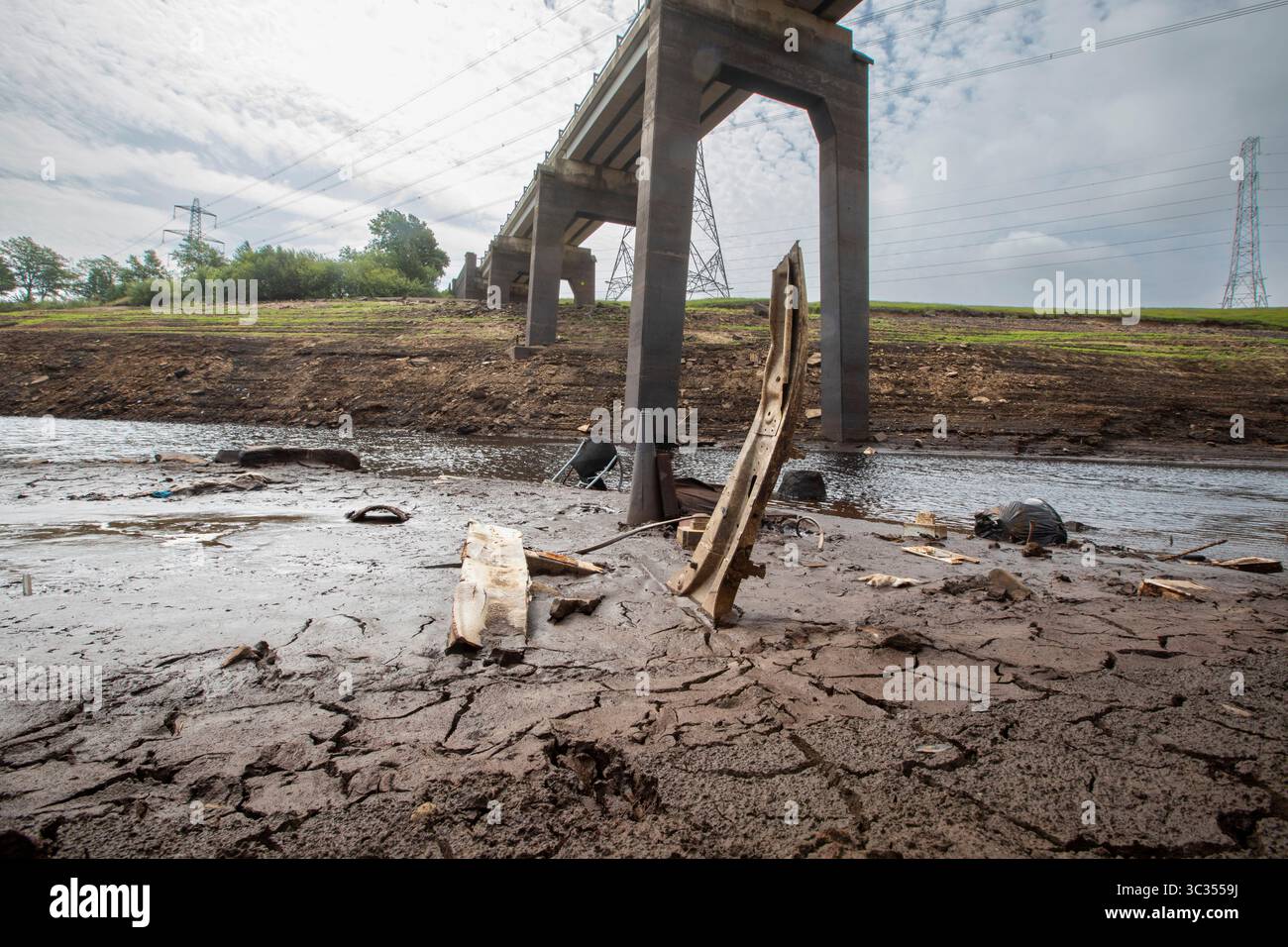 Baitings è un bacino idrico dello Yorkshire a Calderdale che si è prosciugato fino ad un punto in cui è stato esposto un antico ponte di cavalli da imballaggio . Yorkshire Water ha annunciato che l'11 luglio entrerà in vigore un divieto di pipa pipa. Lo Yorkshire ha vissuto la primavera più secca e più calda mai registrata quest'anno, con solo 15 cm di pioggia in tutta la regione tra febbraio e giugno, meno della metà di quanto ci si aspetta in un anno medio. L'Agenzia per l'ambiente ha ufficialmente dichiarato una siccità nello Yorkshire a giugno e le previsioni prevedono che il clima secco continuerà. Foto Stock