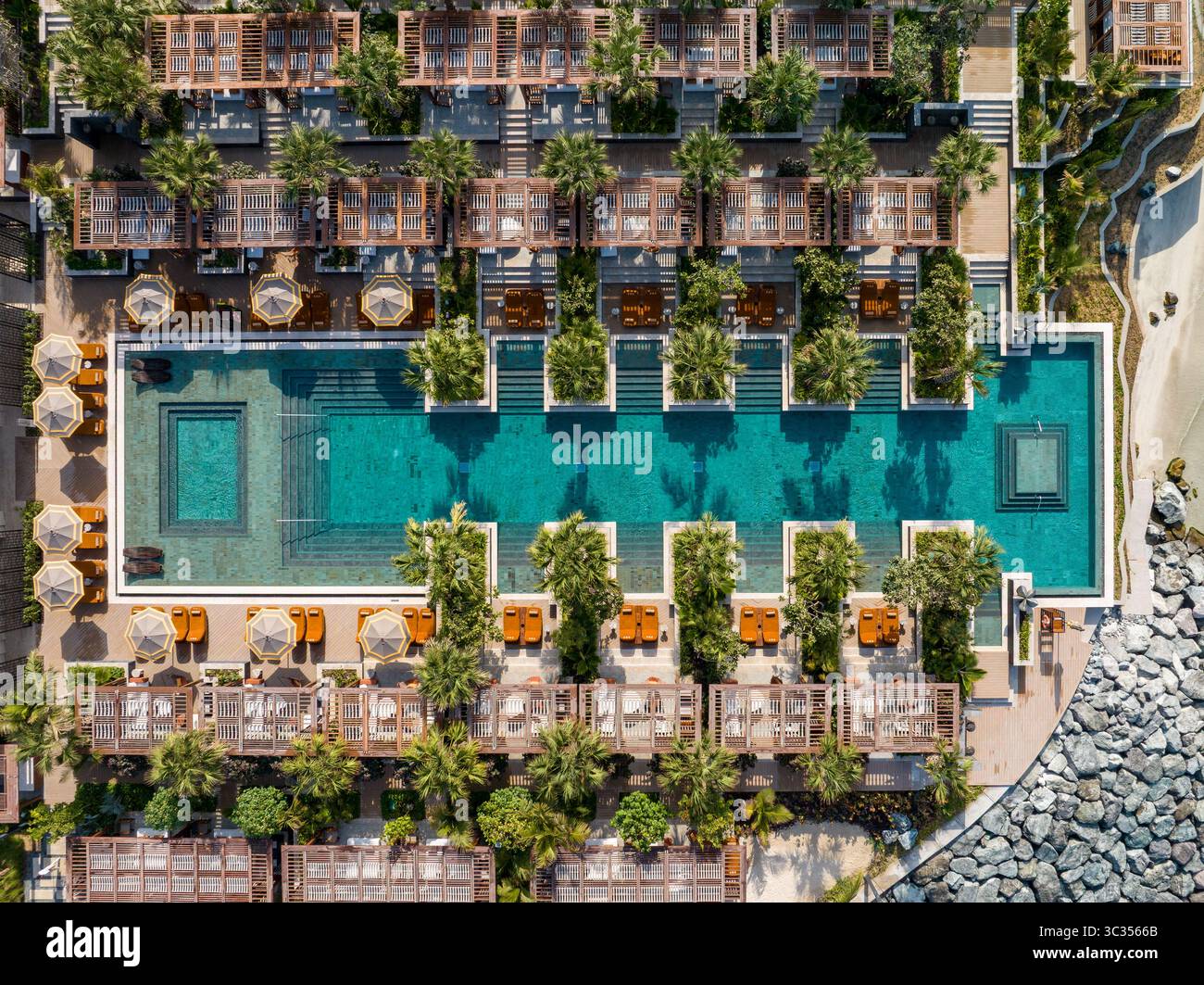 Dubai, Emirati Arabi Uniti - 22 febbraio 2025: Vista aerea di un lussuoso resort fronte spiaggia, dove le acque turchesi si incontrano con la geometria strutturata di questa Foto Stock