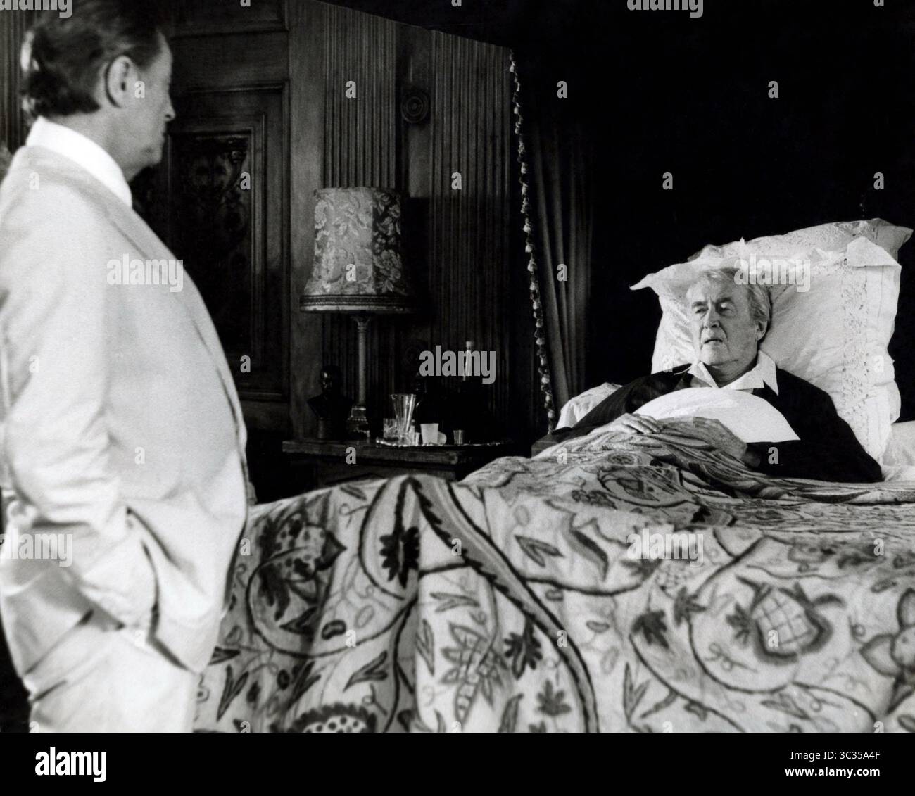 28 MAGGIO 2014 - HOLLYWOOD, STATI UNITI - THE BIG SLEEP (1978).ROBERT MITCHUM, JAMES STEWART, MICHAEL WINNER (DIR).BSLP 001. (Immagine di credito: © Entertainment Pictures/ZUMA Press) Foto Stock