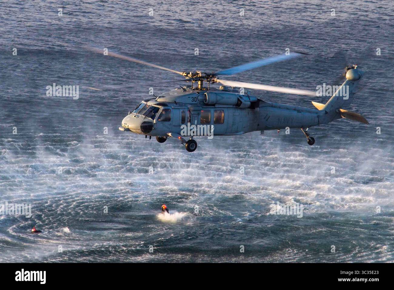 10 marzo 2021 - Amphibious base Coronado, California, USA - Un elicottero MH-60S Seahawk, assegnato al Merlins of Helicopter Sea Combat (HSC) Squadron 3, schiera gli equipaggi della Marina durante un esercizio di addestramento di ricerca e soccorso (SAR) sulla Naval Amphibious base, Coronado. L'HSC 3 è lo squadrone di sostituzione della flotta MH-60S della costa occidentale della Marina, responsabile dell'addestramento di piloti e avioequipaggi fornendo i caccia più capaci alla flotta. (Immagine di credito: © U.S. Navy/ZUMA Wire/ZUMAPRESS.com) Foto Stock