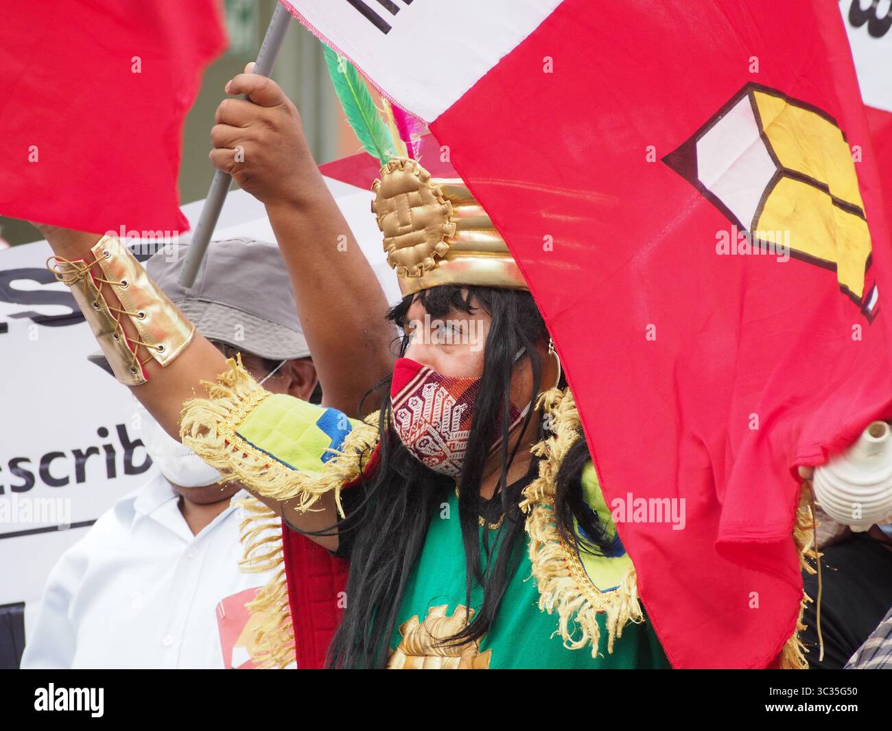 30 marzo 2021, Lima, Lima, Perù: I sostenitori dei candidati presidenziali manifestano al di fuori del Centro Congressi di Lima, dove si sta svolgendo un dibattito sui 18 candidati. Le elezioni generali in Perù si terranno l'11 aprile. (Immagine di credito: © Carlos Garcia Granthon/ZUMA Wire) Foto Stock
