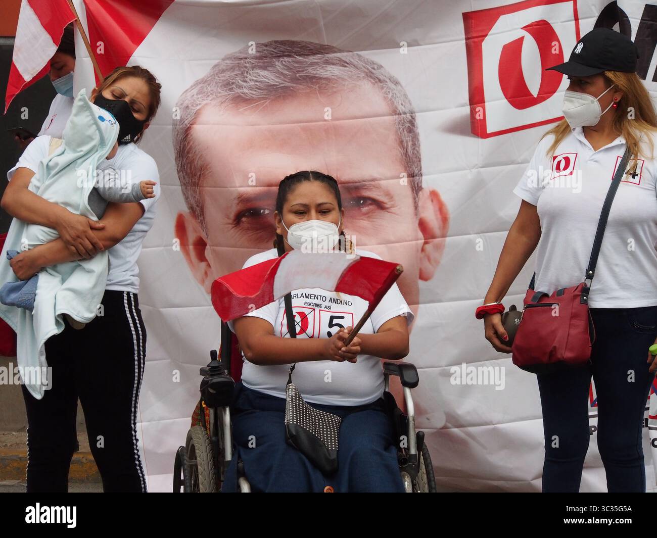 30 marzo 2021, Lima, Lima, Perù: I sostenitori dei candidati presidenziali manifestano al di fuori del Centro Congressi di Lima, dove si sta svolgendo un dibattito sui 18 candidati. Le elezioni generali in Perù si terranno l'11 aprile. (Immagine di credito: © Carlos Garcia Granthon/ZUMA Wire) Foto Stock
