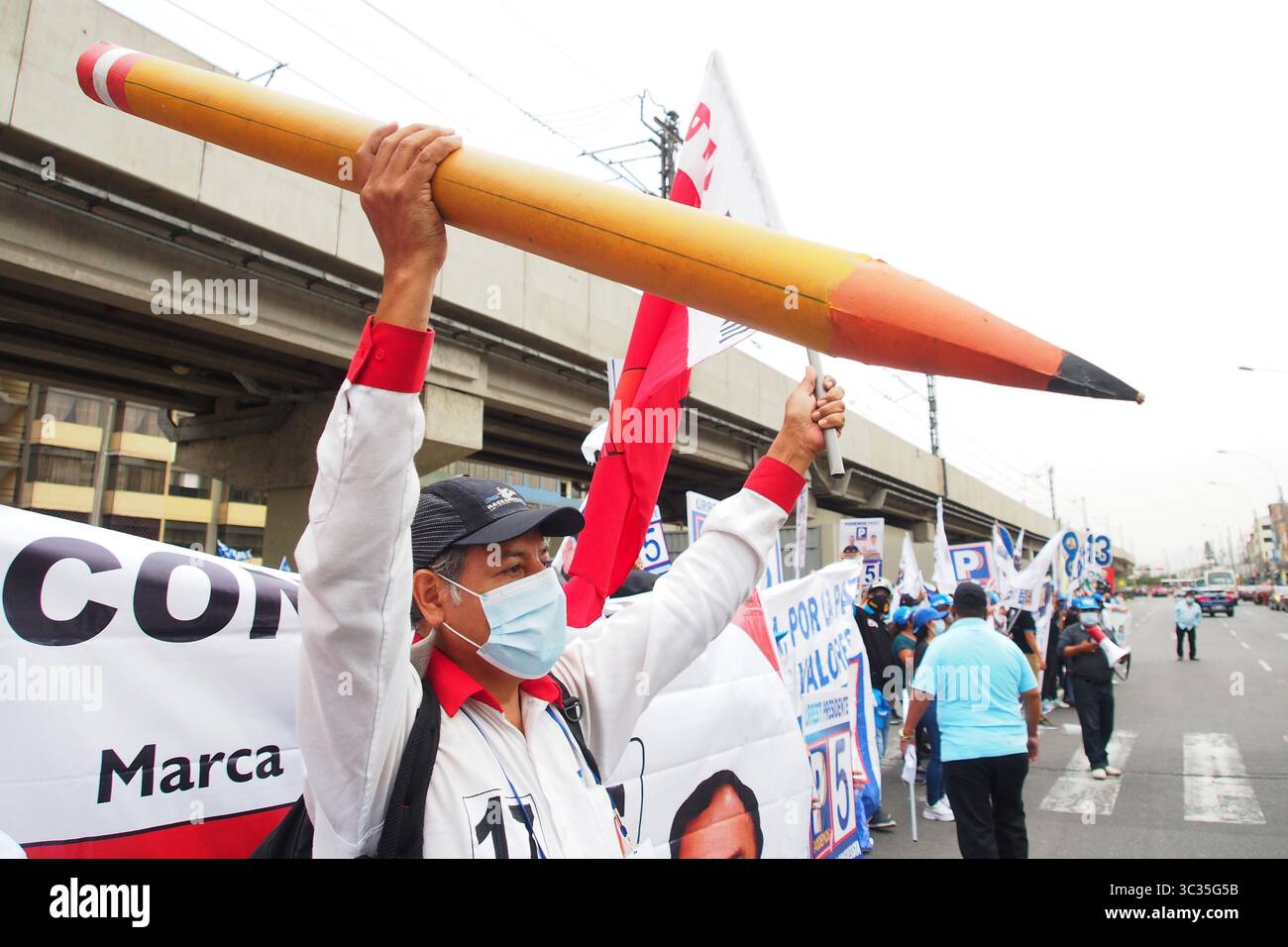 30 marzo 2021, Lima, Lima, Perù: I sostenitori dei candidati presidenziali manifestano al di fuori del Centro Congressi di Lima, dove si sta svolgendo un dibattito sui 18 candidati. Le elezioni generali in Perù si terranno l'11 aprile. (Immagine di credito: © Carlos Garcia Granthon/ZUMA Wire) Foto Stock