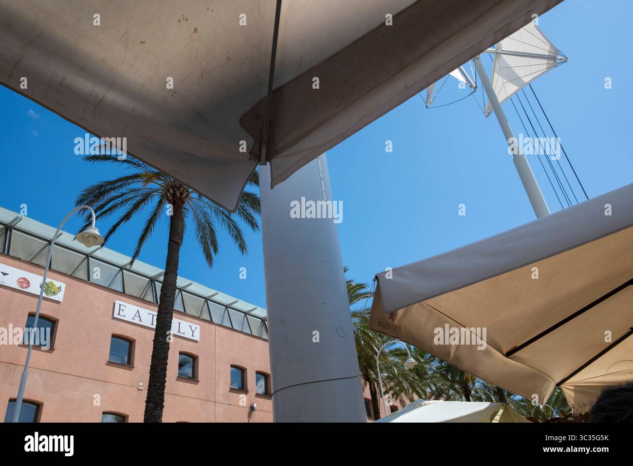 Ombrelloni da bar a Porto Antico, Genova, Italia Foto Stock